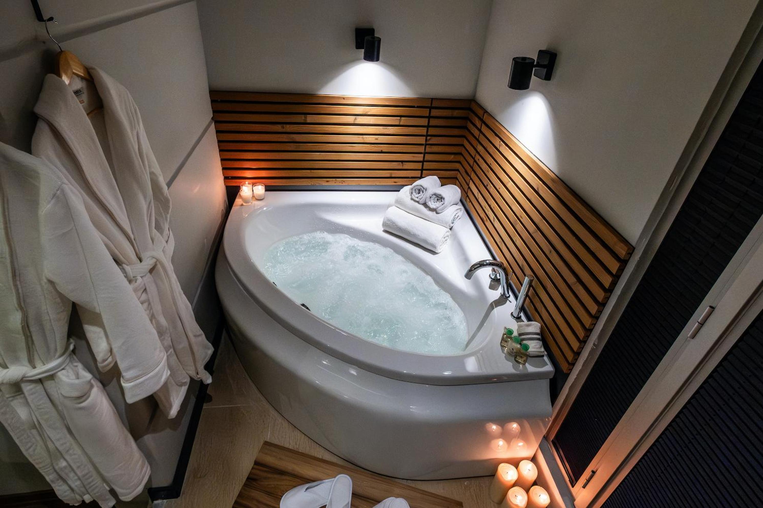 Double Room with Spa Bath photo 2