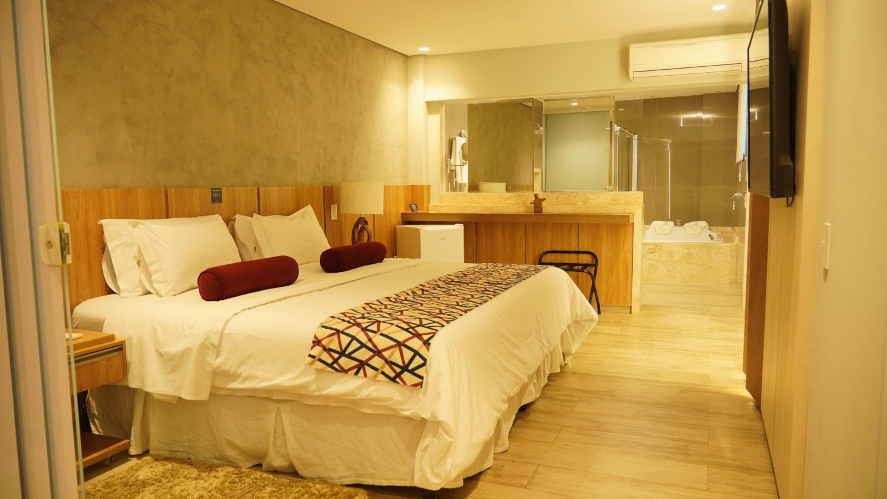 Suite with Hot Tub photo 2