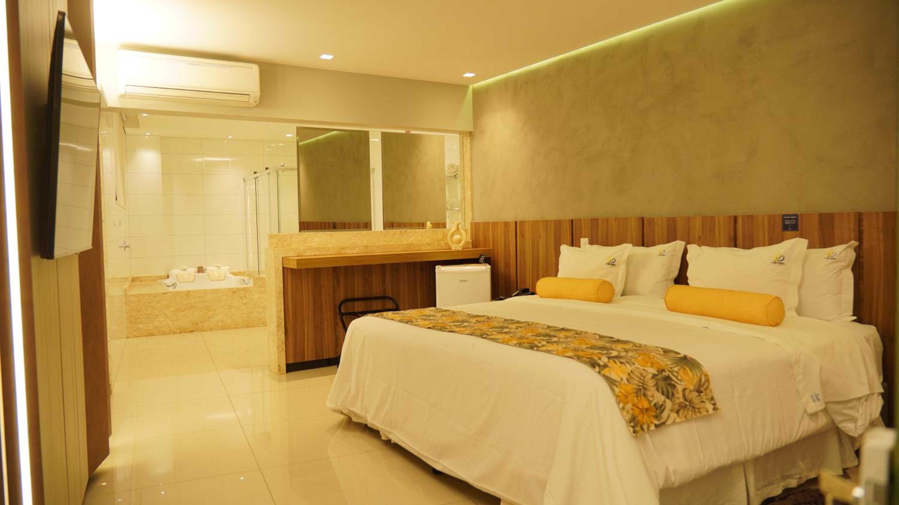 Suite with Hot Tub photo 3
