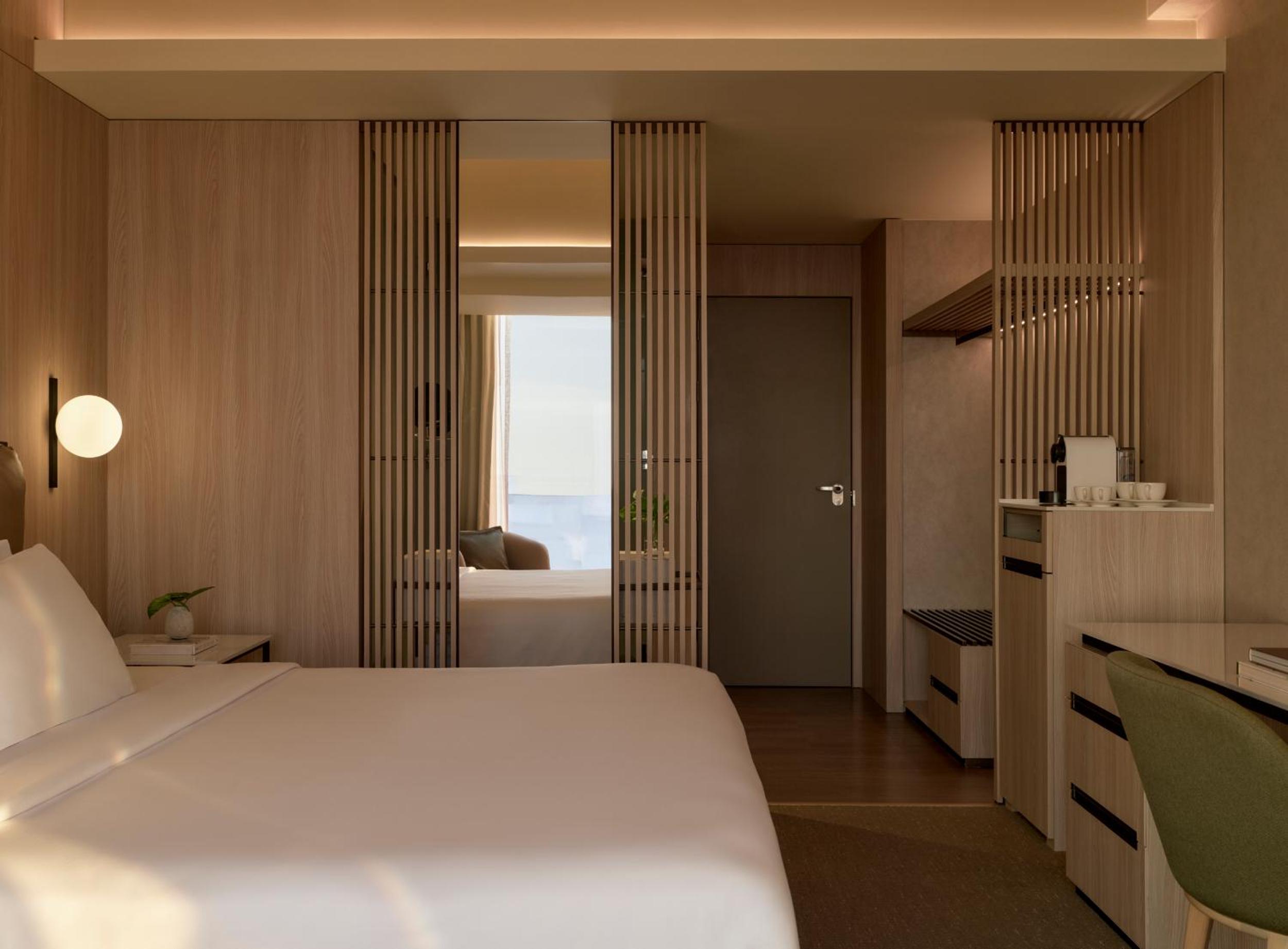 Premium King Room with Sea View - Photo 4