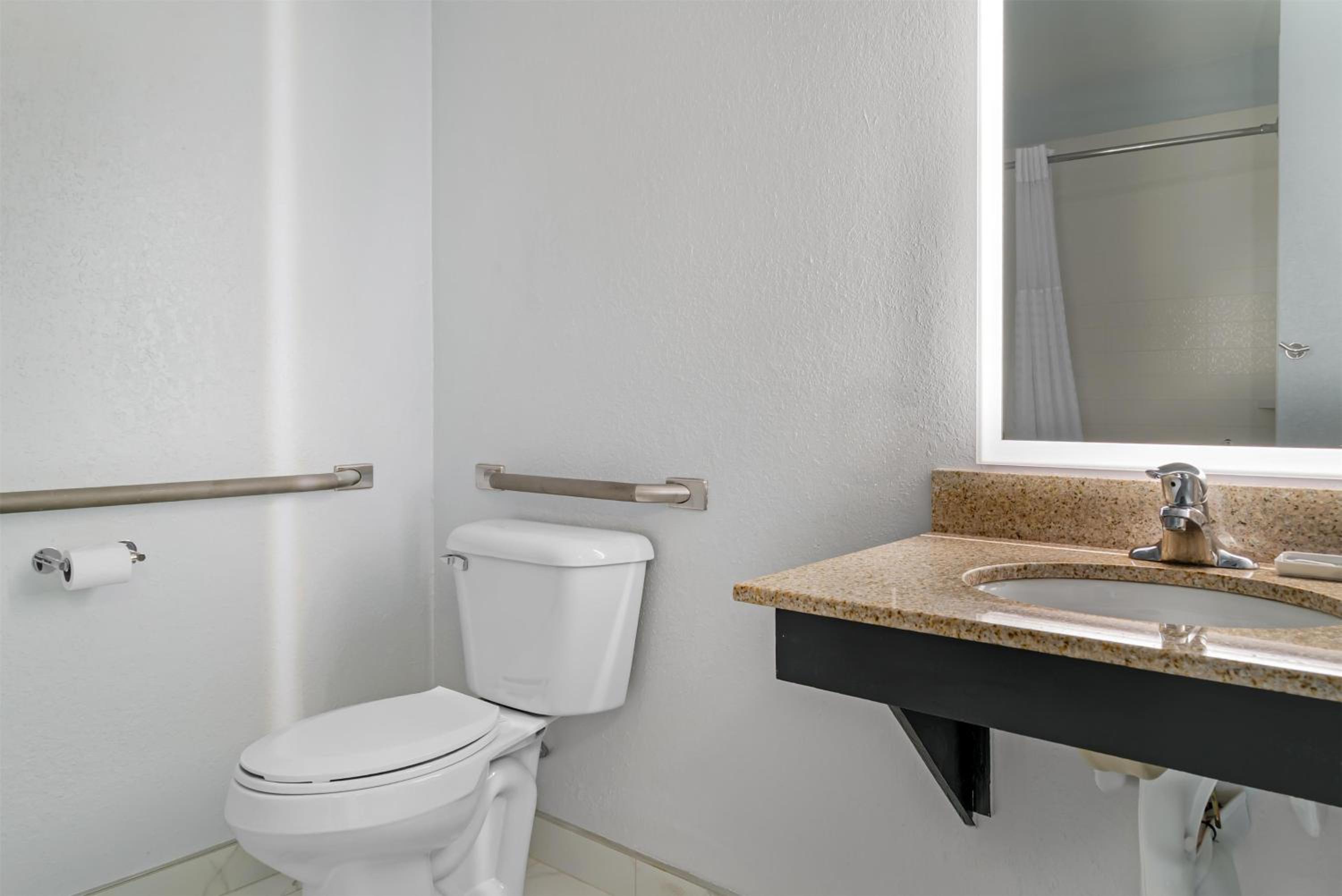 Queen Room with Bath Tub - Disability/Non-Smoking - Photo 4