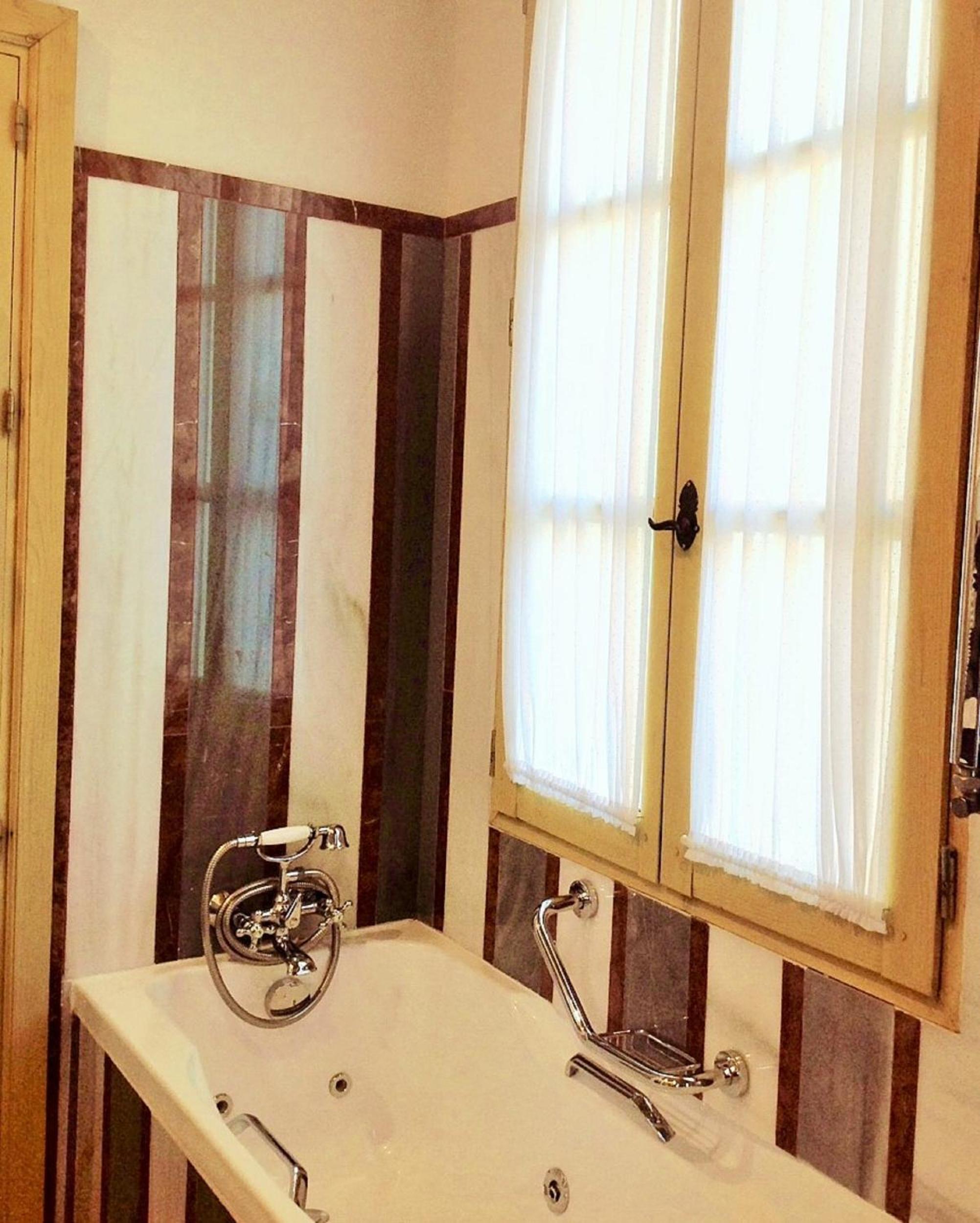 Deluxe Double or Twin Room - Photo 11