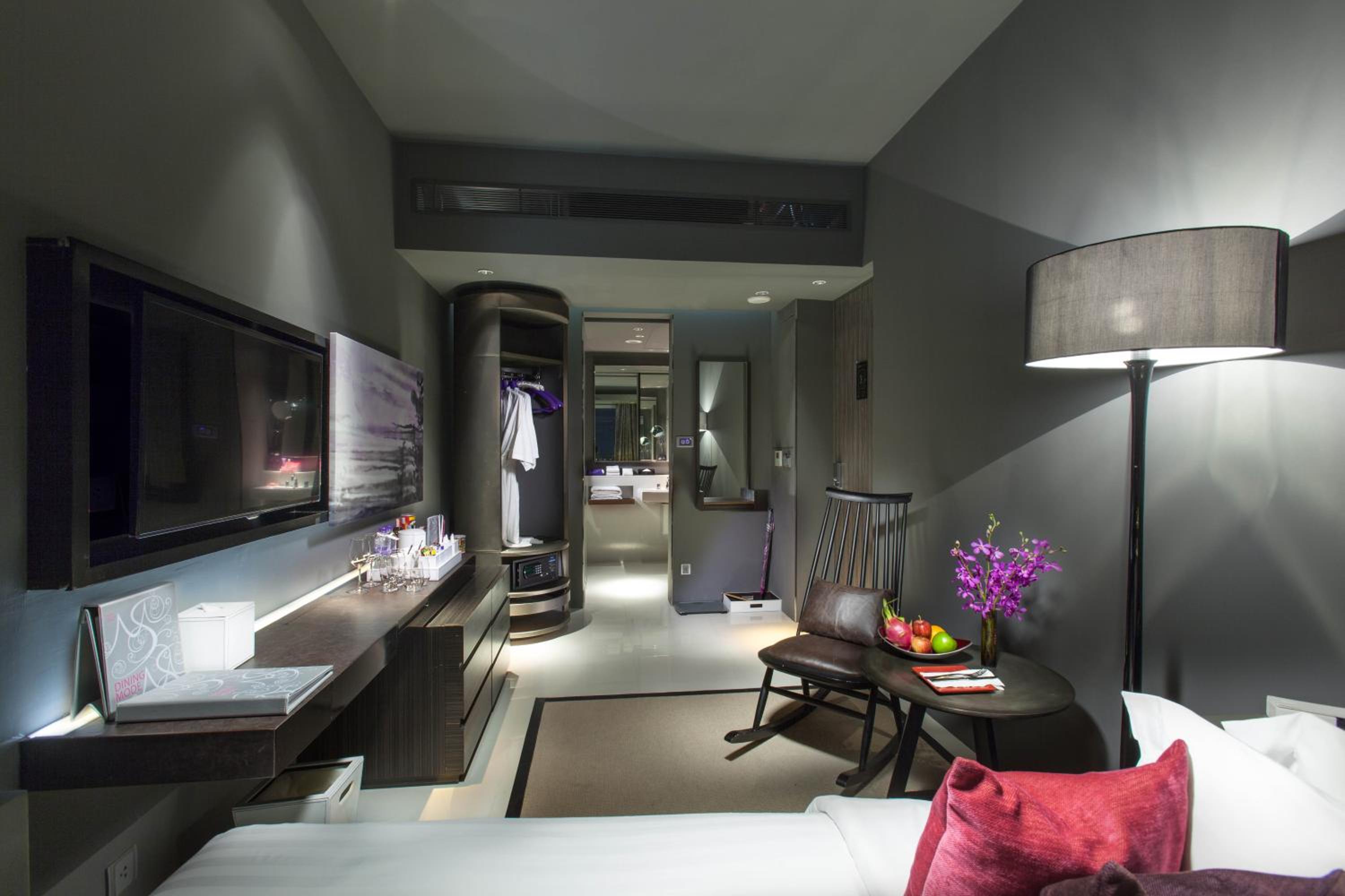 Business Queen Room thumbnail 5