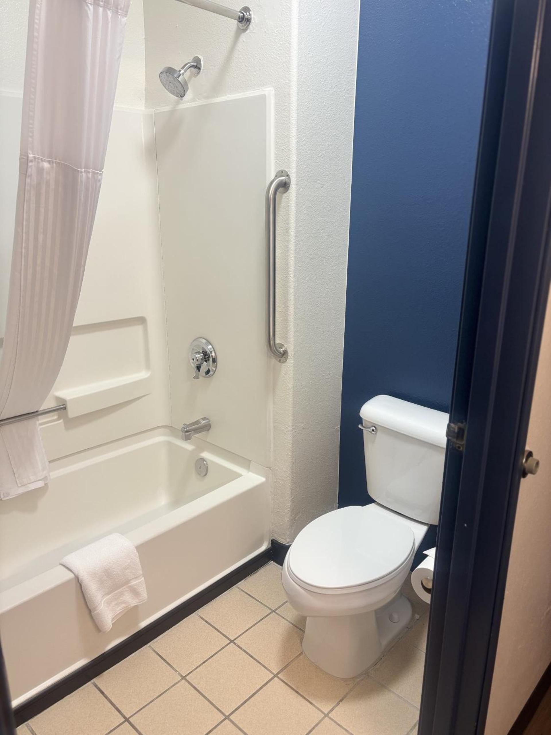 King Room - Hearing Access - Photo 4