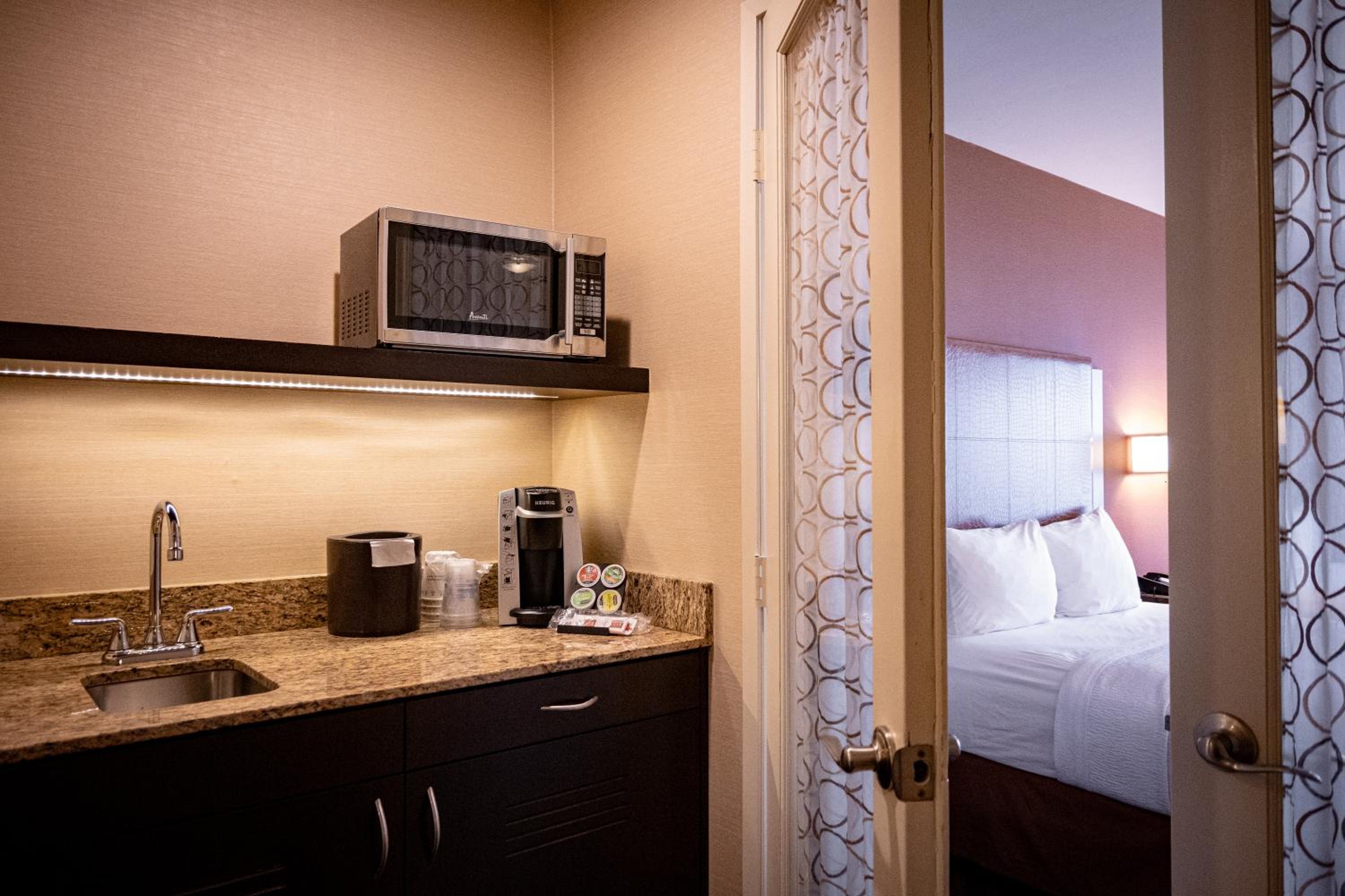 Double Suite with Bath Tub, Sofa Bed and Wet Bar - Disability/Non-Smoking - Photo 4