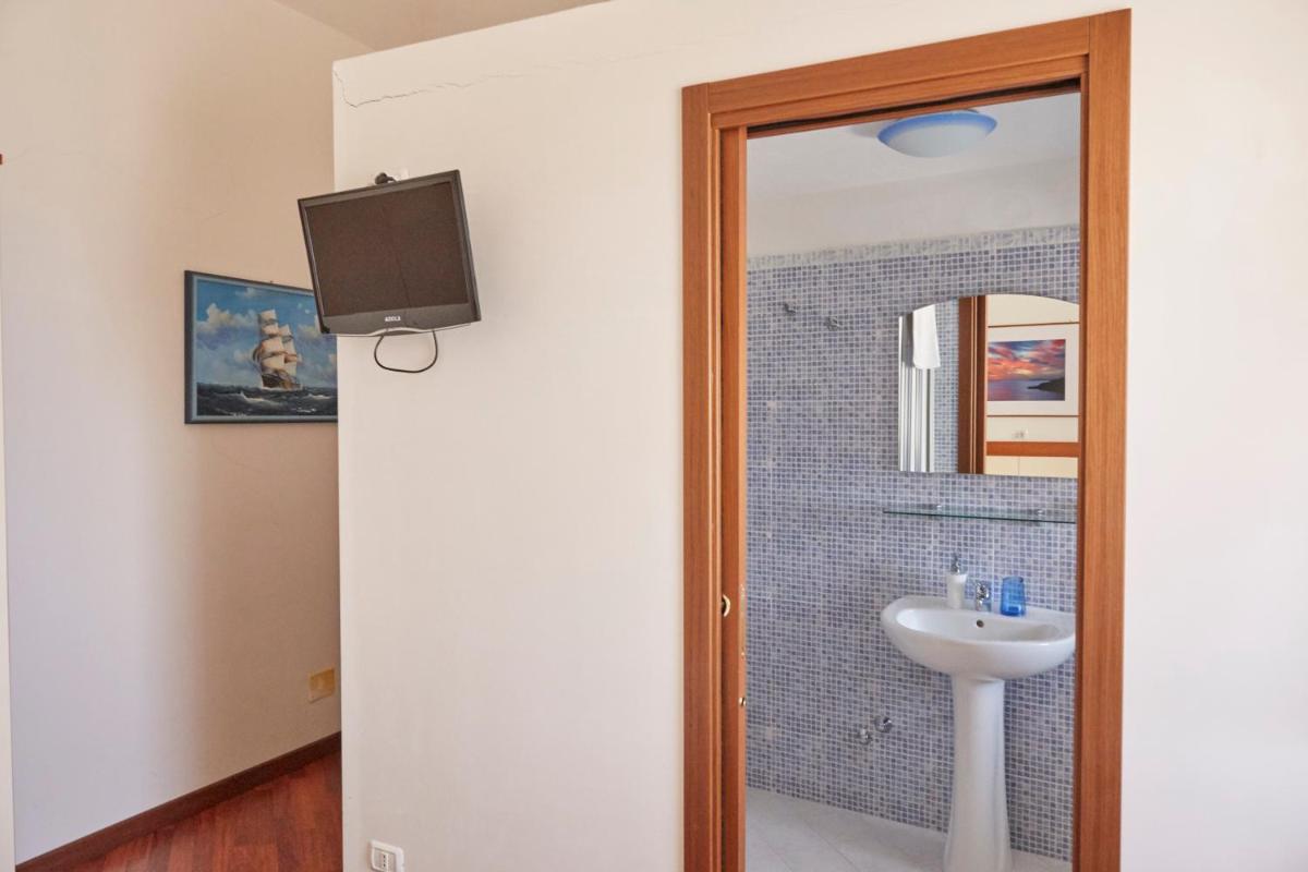 Budget Double or Twin Room photo 3
