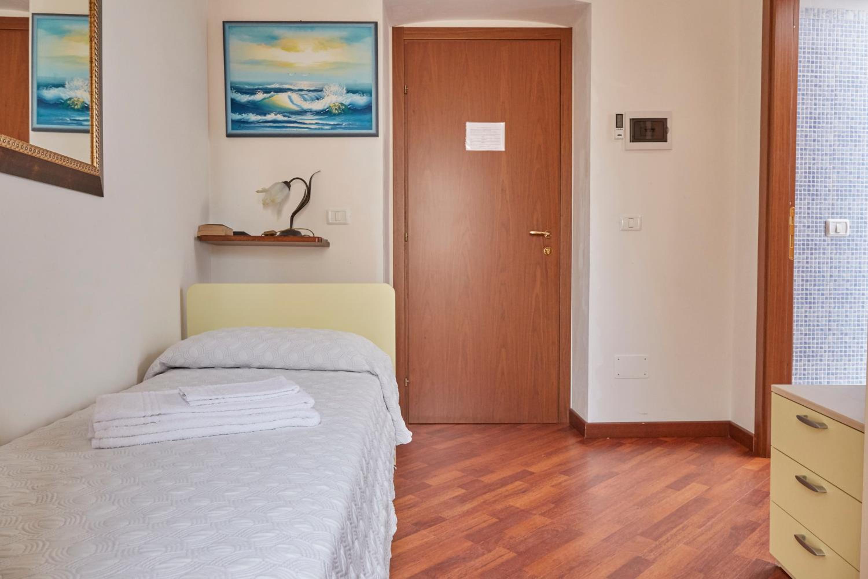 Single Room photo 2