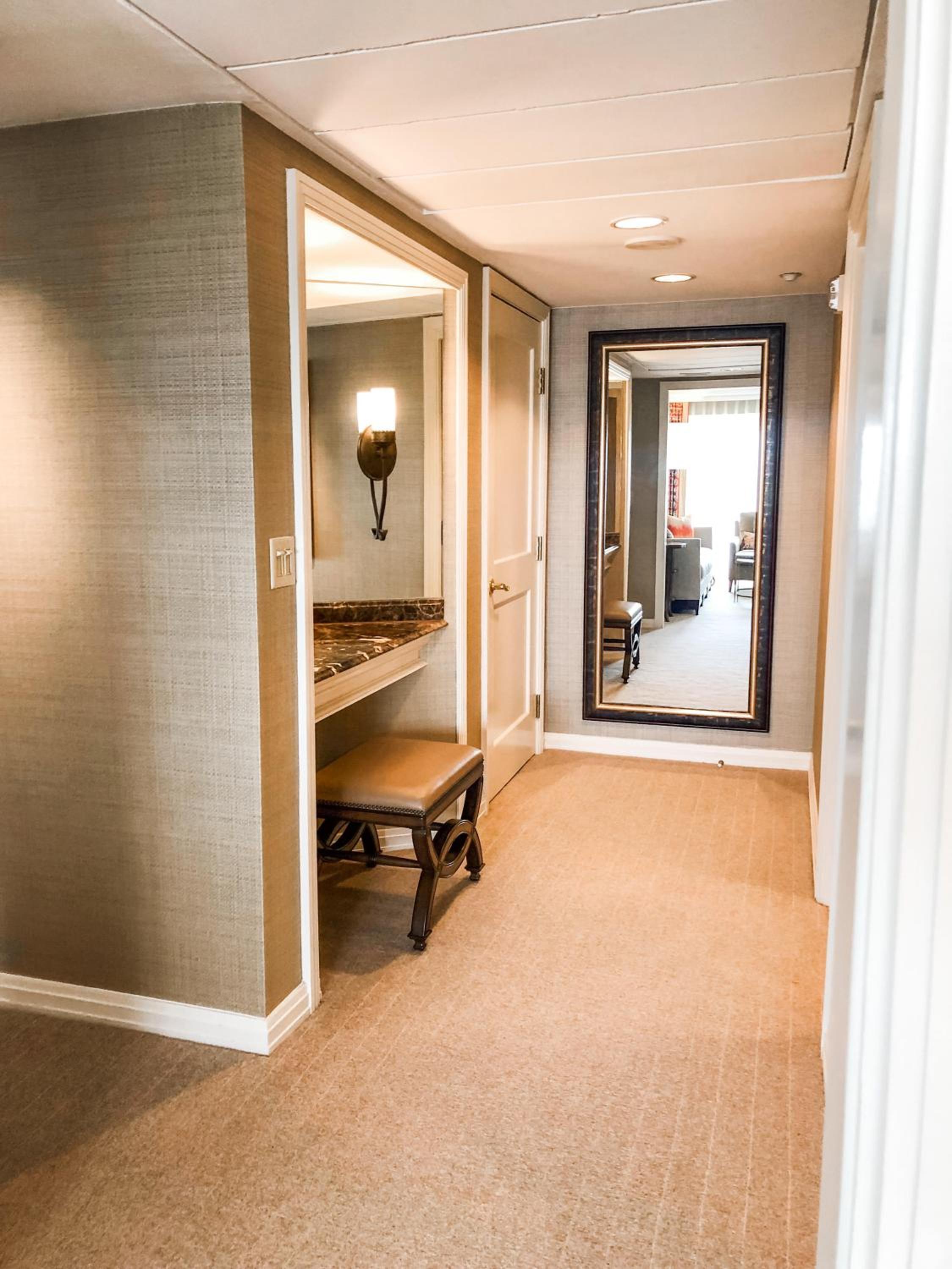 Luxury Suite, 1 Bedroom Suite, 1 King, Sofa bed, Balcony - Photo 3