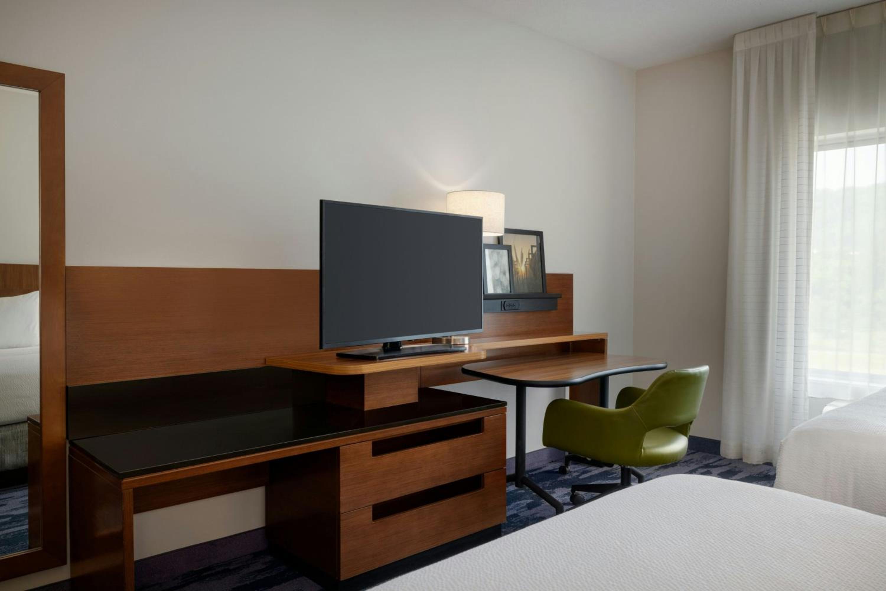 King Room with Adapted Tub - Mobility and Hearing Accessible photo 3