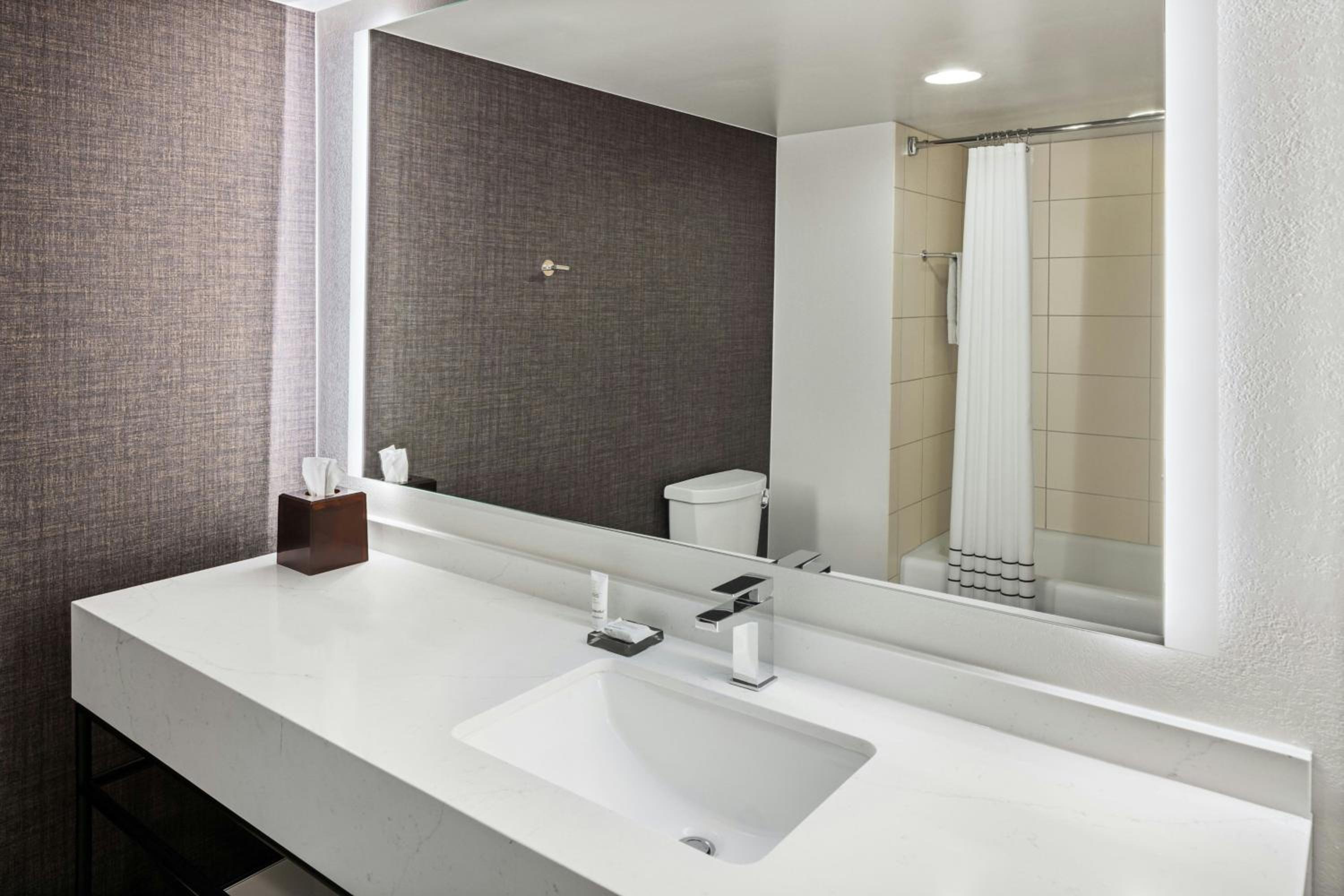 Double Room with Two Double Beds and Roll-n Shower - Mobility and Hearing Accessible photo 2