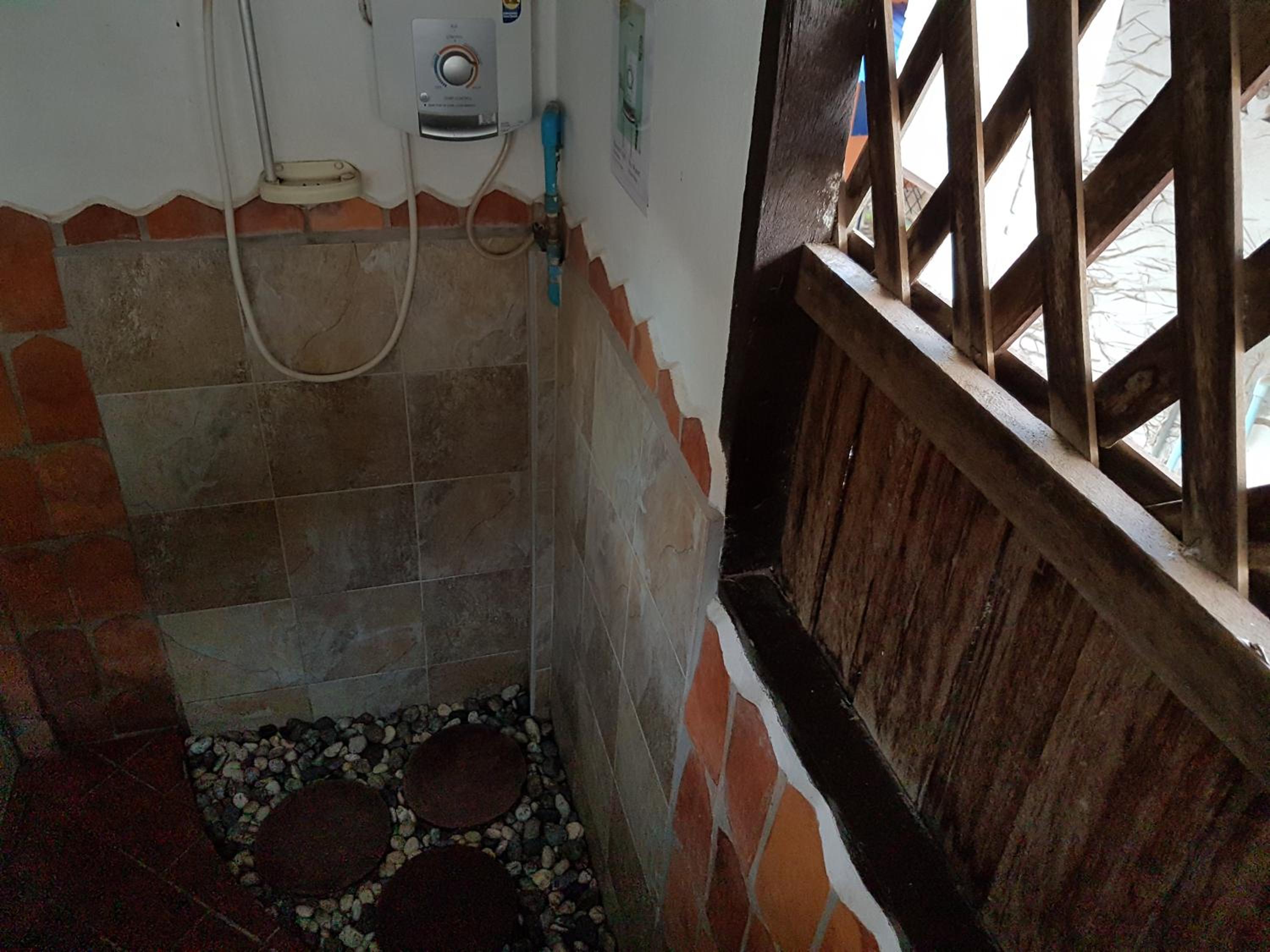 Basic Single Room with Shared Bathroom photo 3