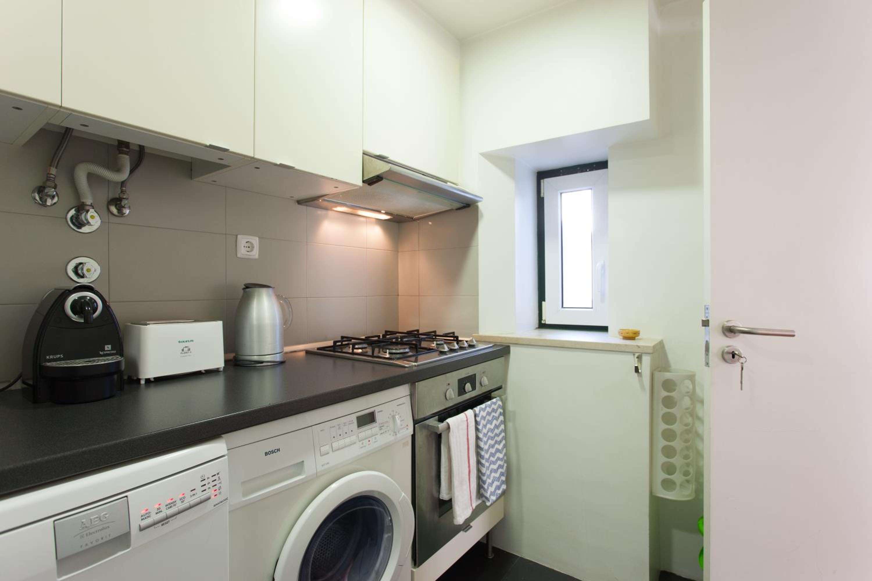 Apartment with Terrace - Photo 17
