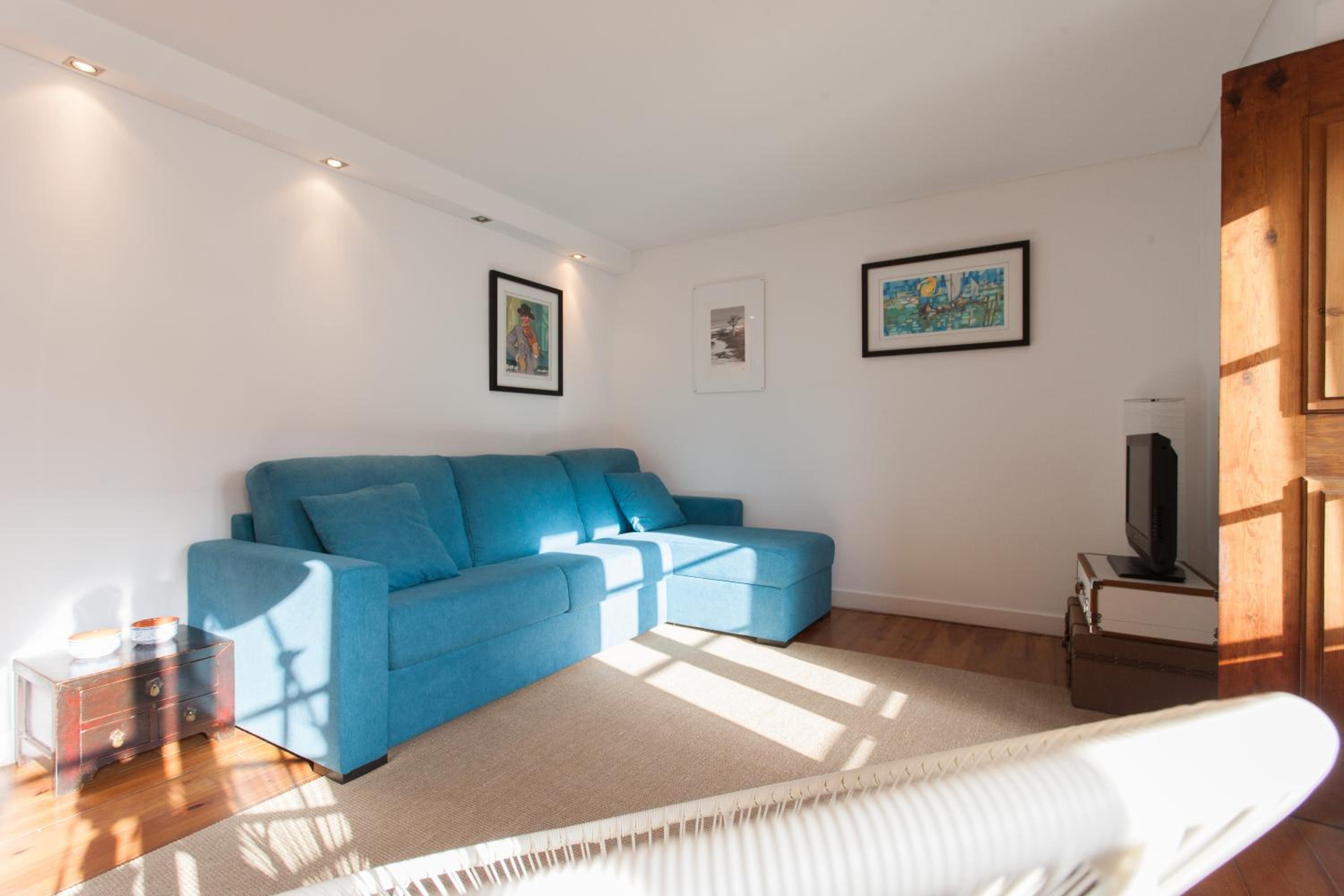 Apartment with Terrace - Photo 18