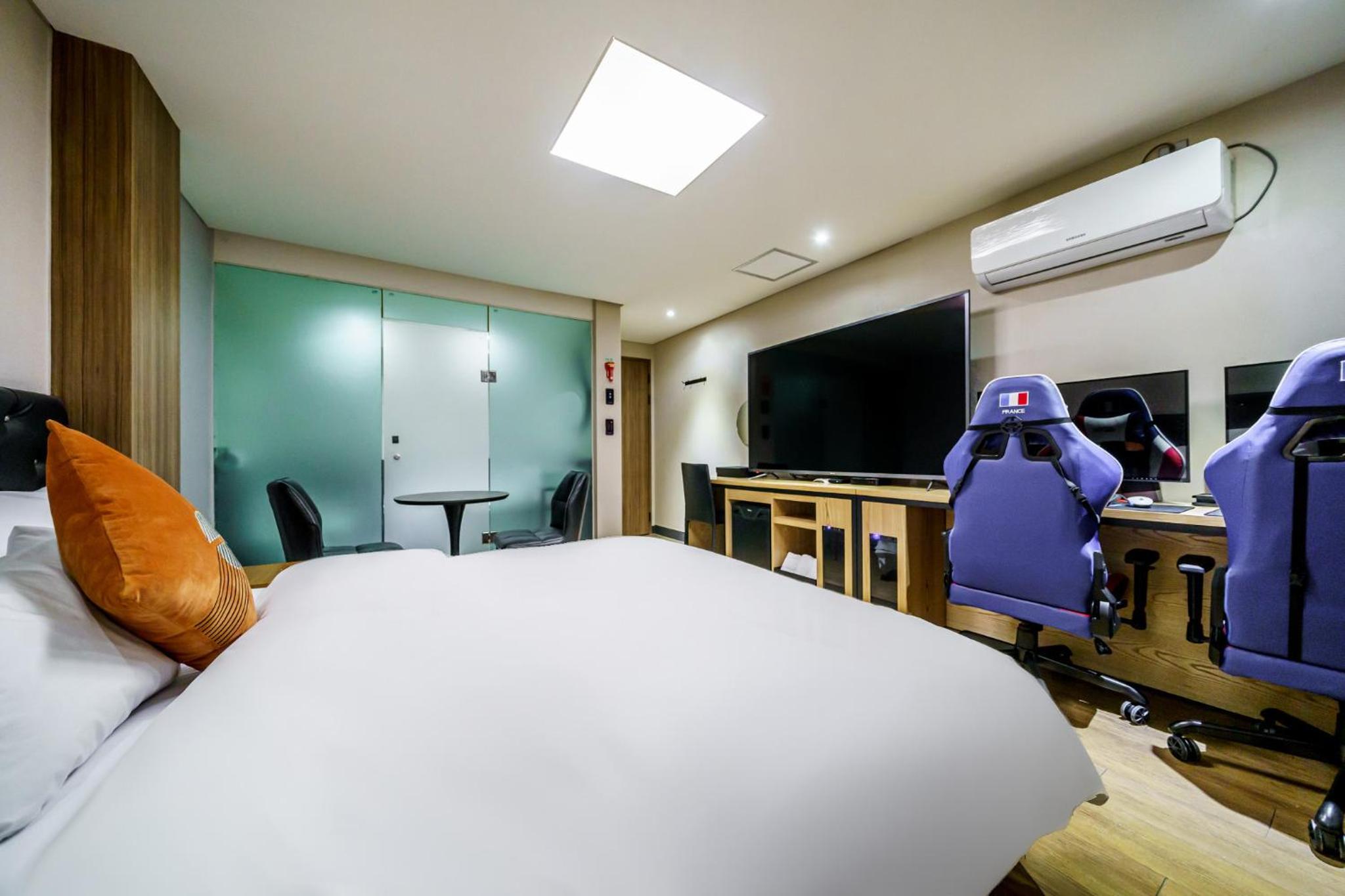 Standard Double Room with 2 Computers - Photo 1