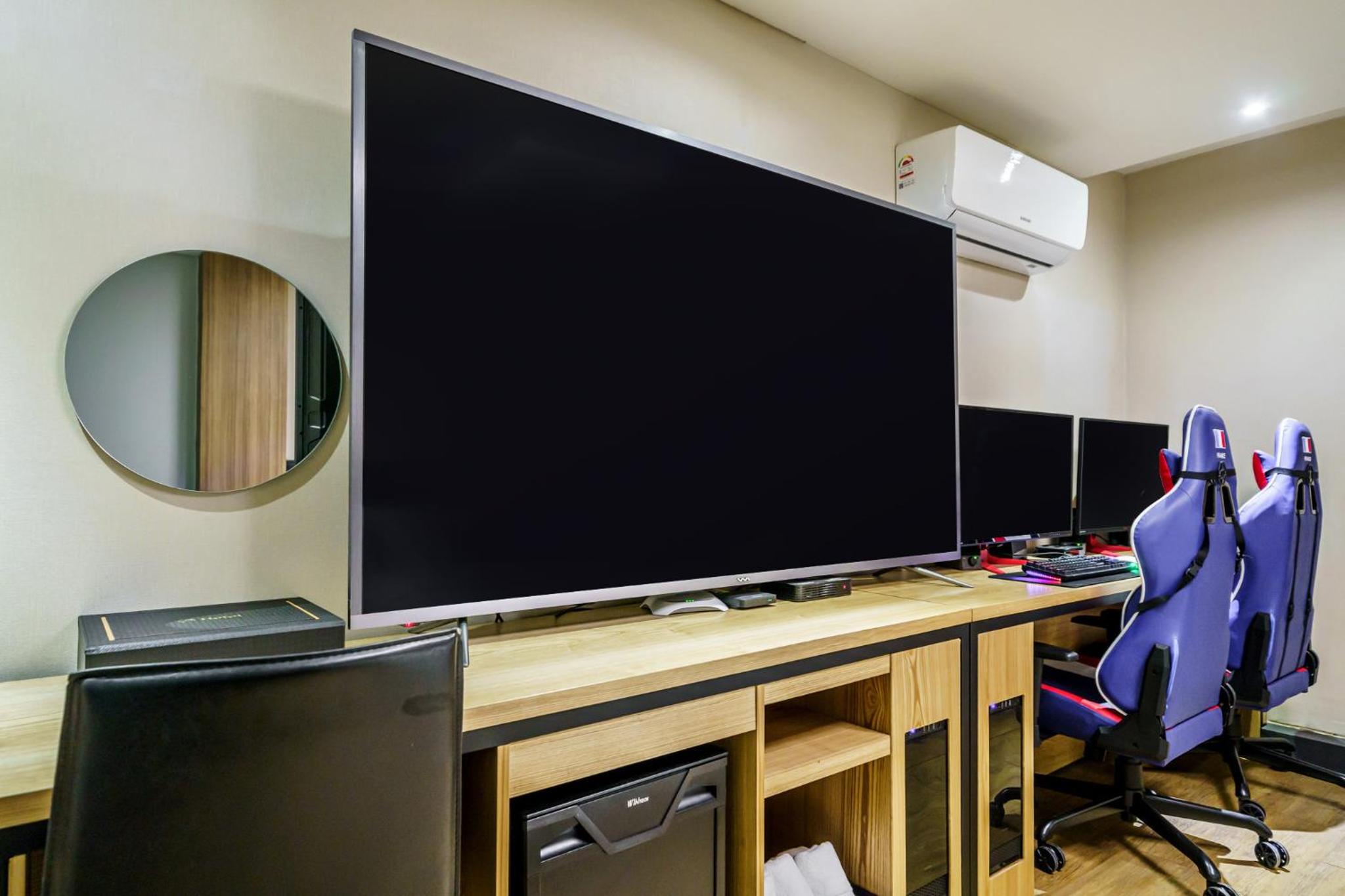 Standard Double Room with 2 Computers - Photo 6