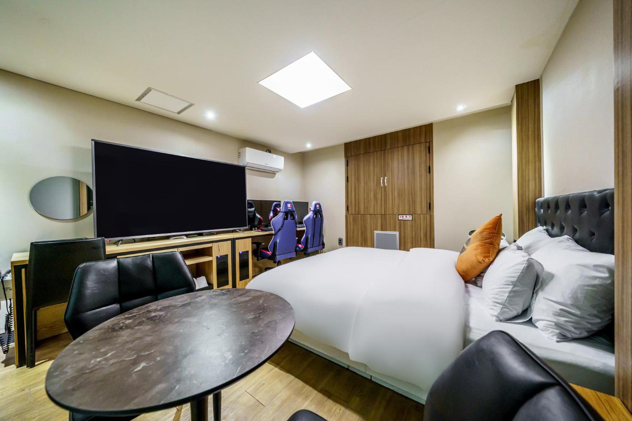 Standard Double Room with 2 Computers - Photo 7