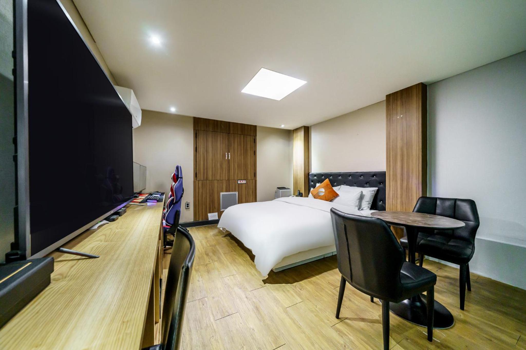 Standard Double Room with 2 Computers - Photo 8