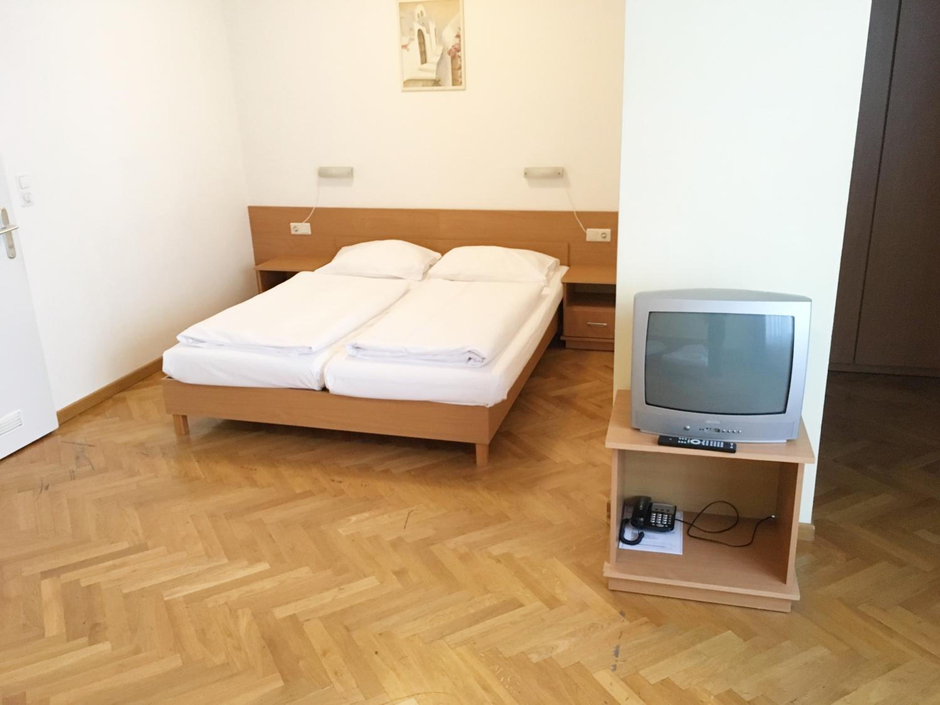 Sextuple Room