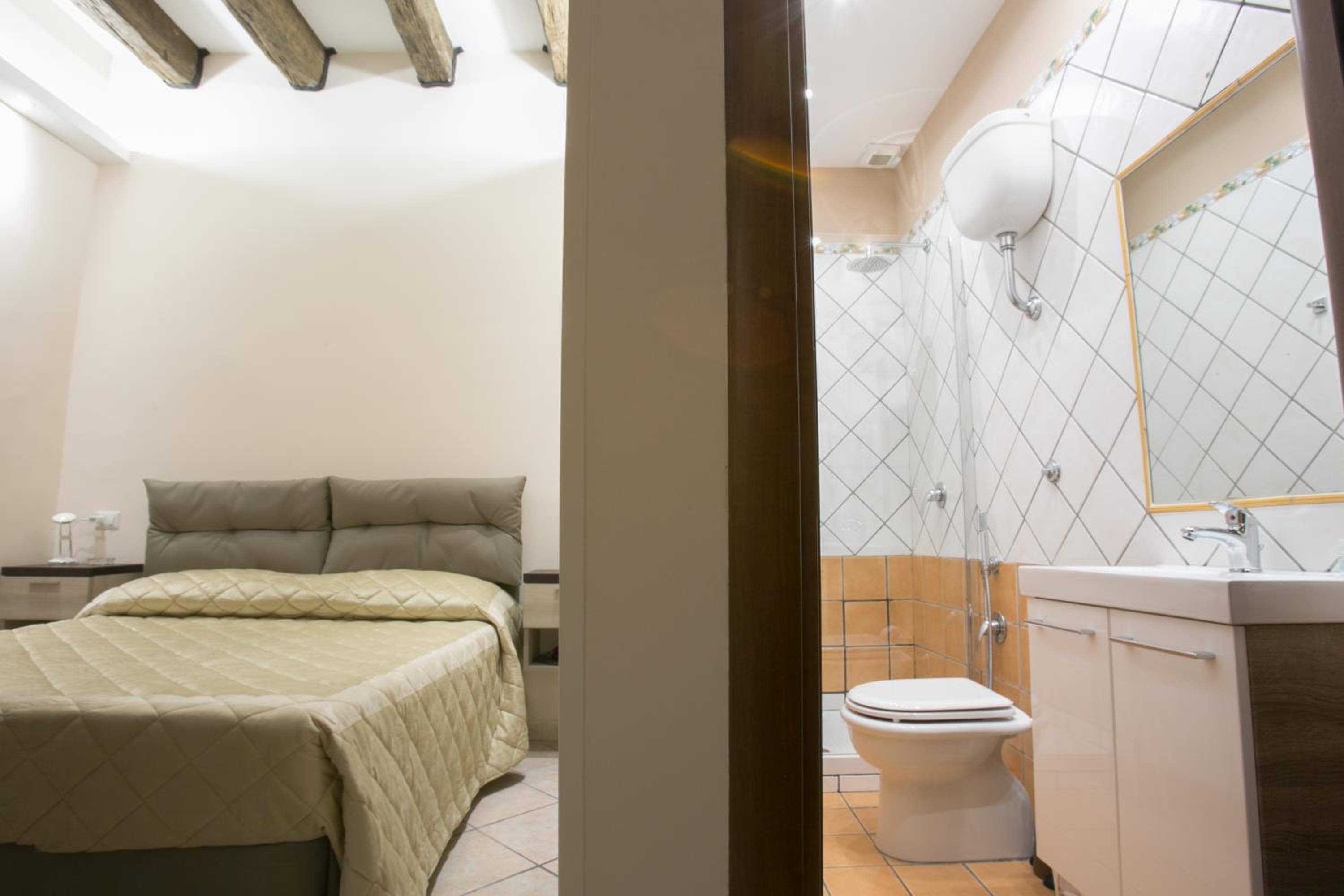 Double Room - Photo 5