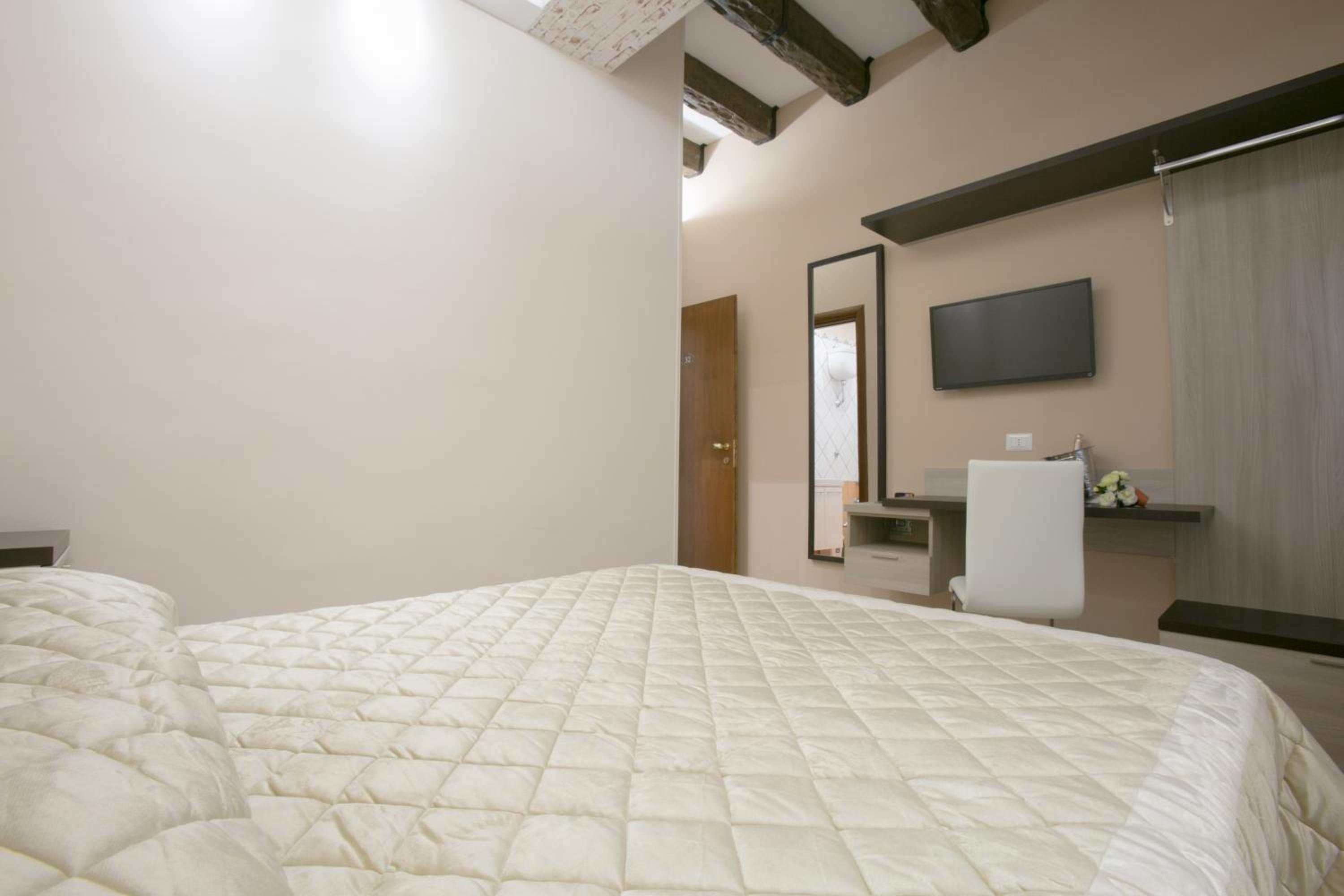 Double Room - Photo 8