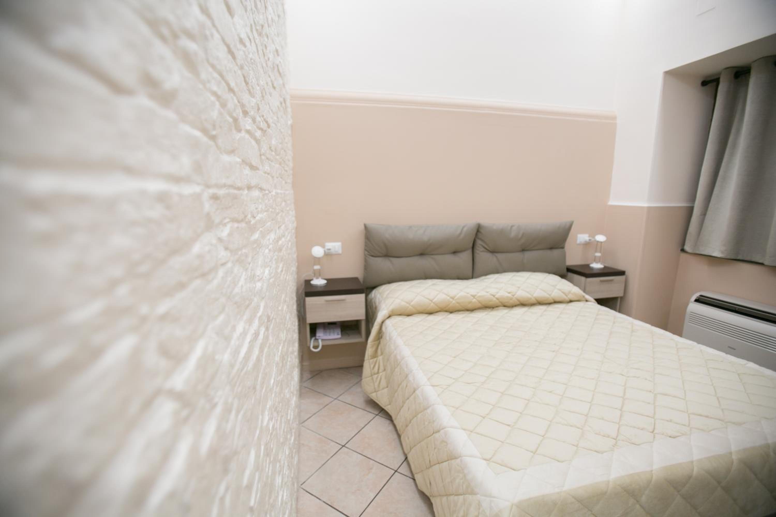 Double Room - Photo 12