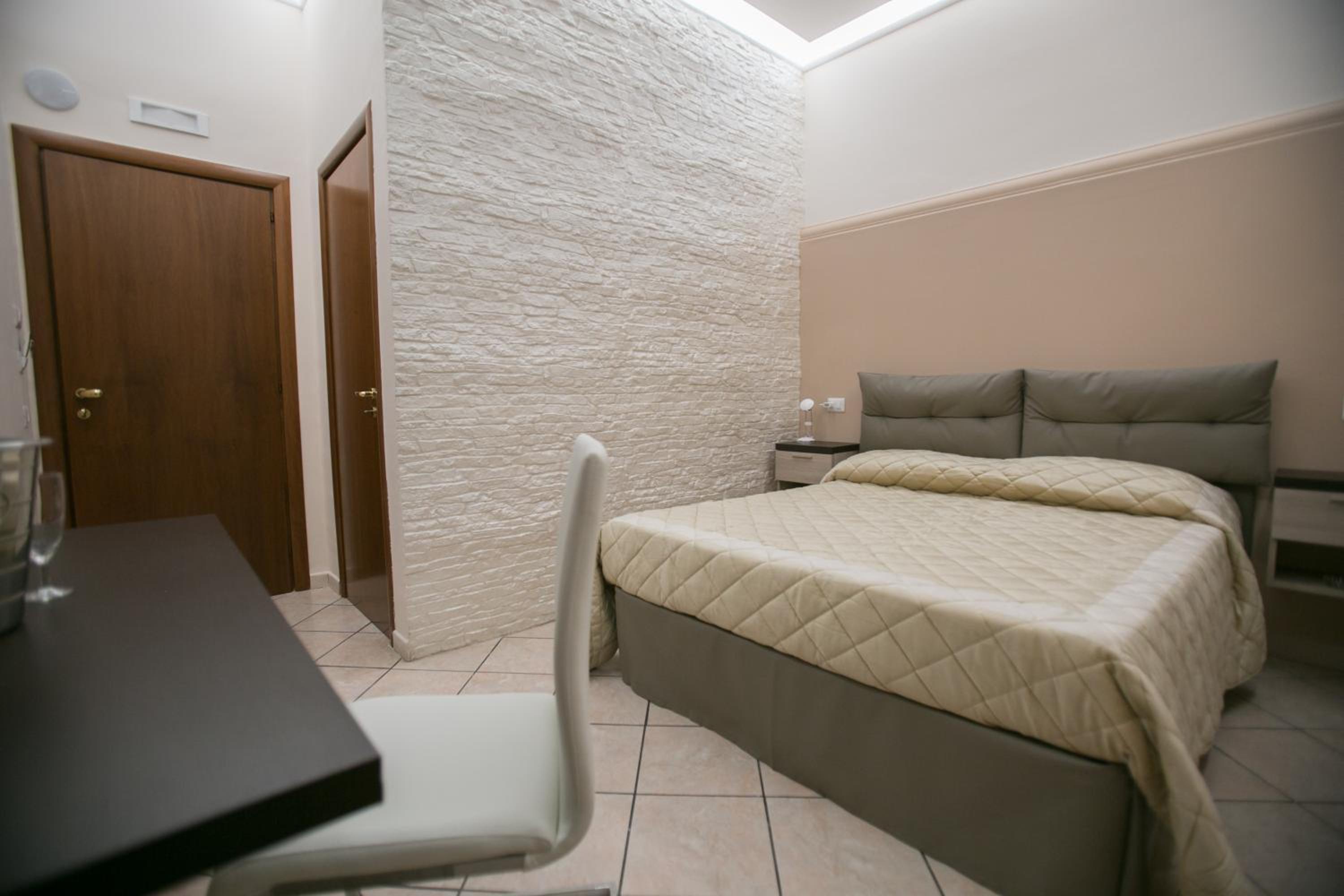 Double Room - Photo 23