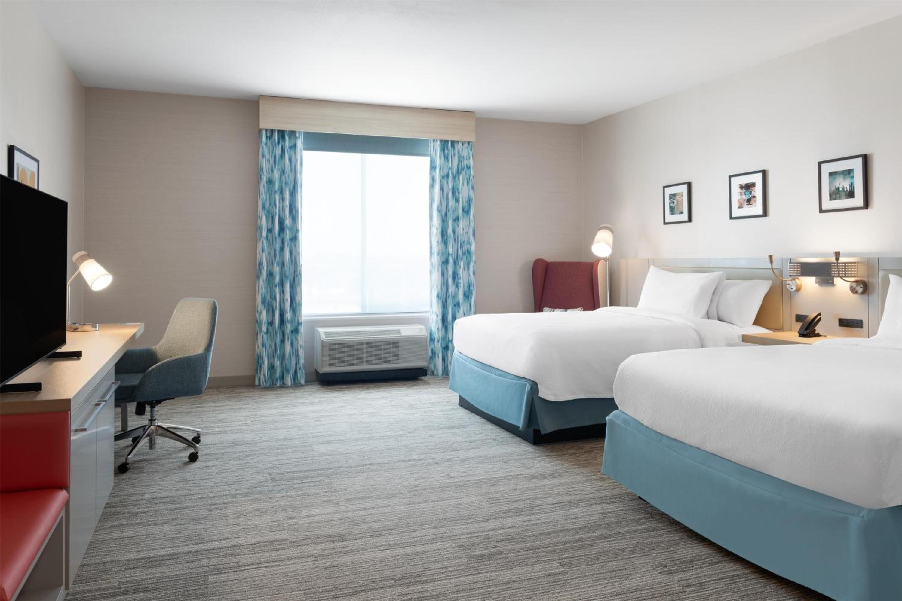 Queen Room with Two Queen Beds - Photo 5