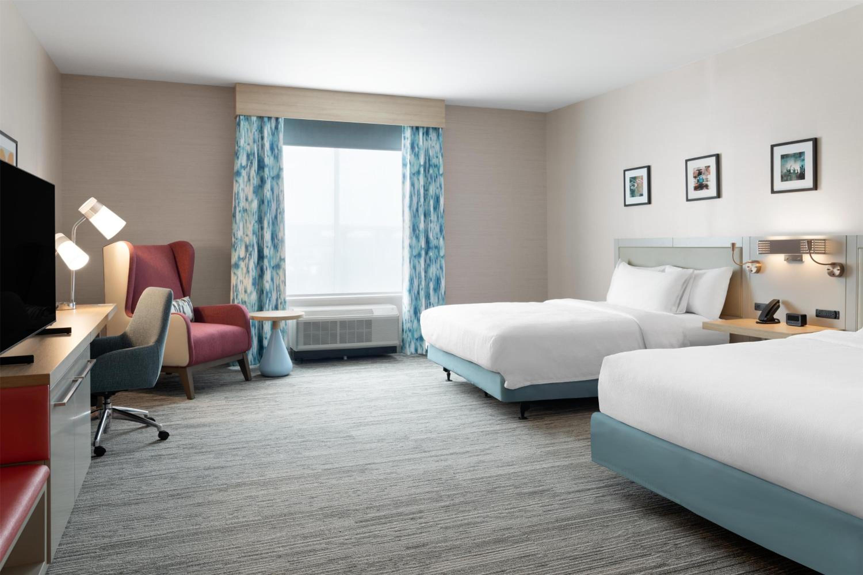 Queen Room with Two Queen Beds - Photo 8