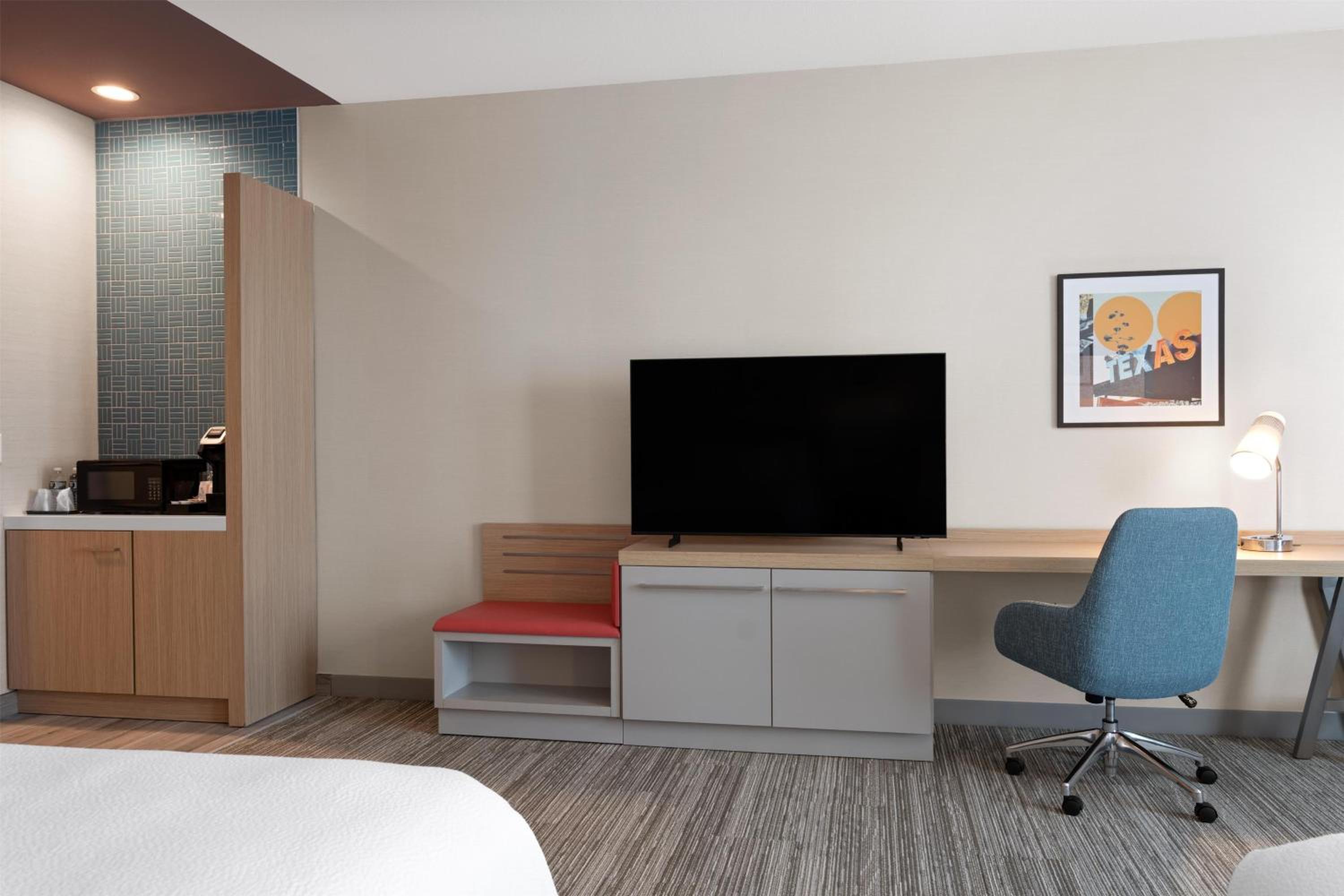 Queen Room with Two Queen Beds - Photo 2
