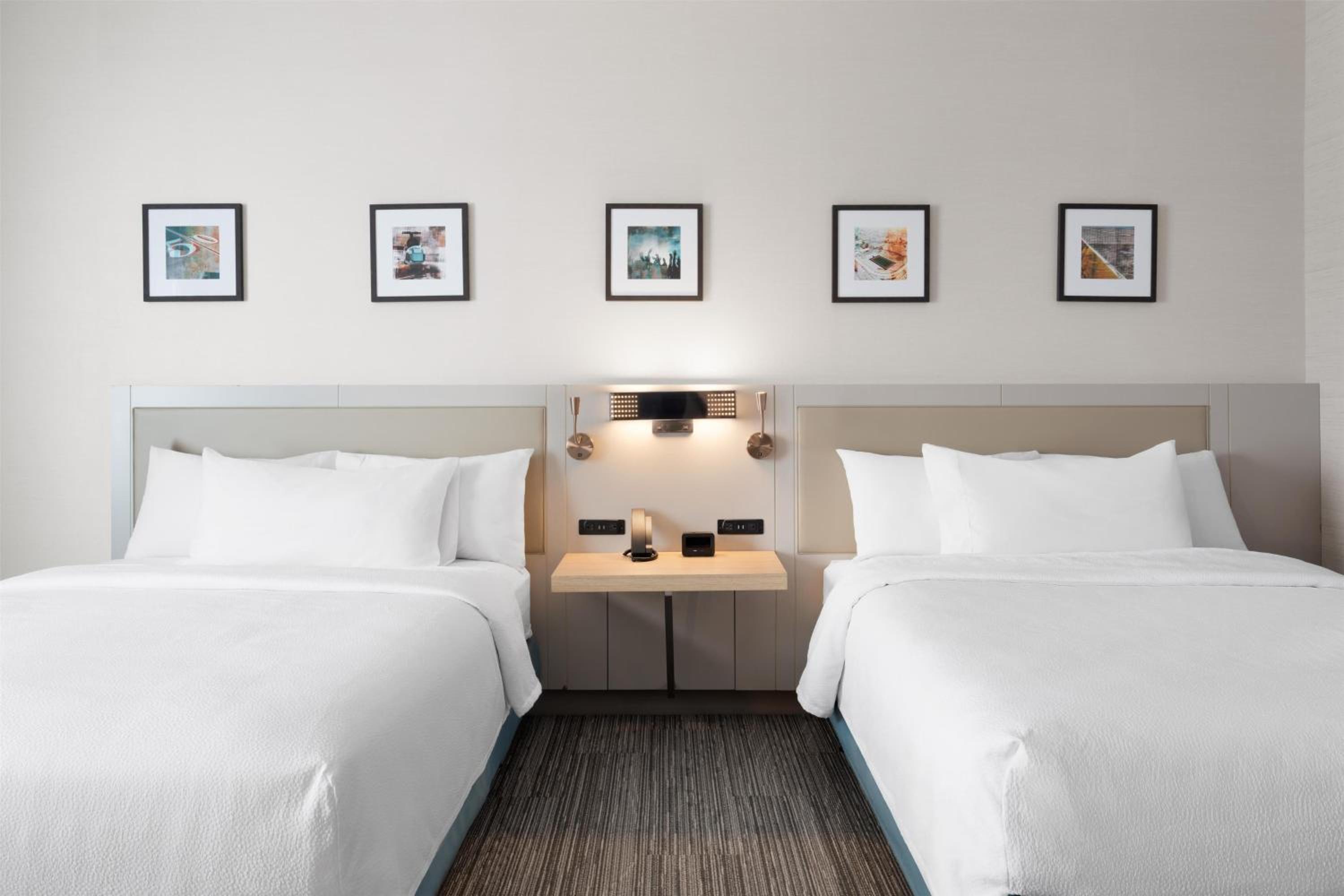 Queen Room with Two Queen Beds - Photo 4
