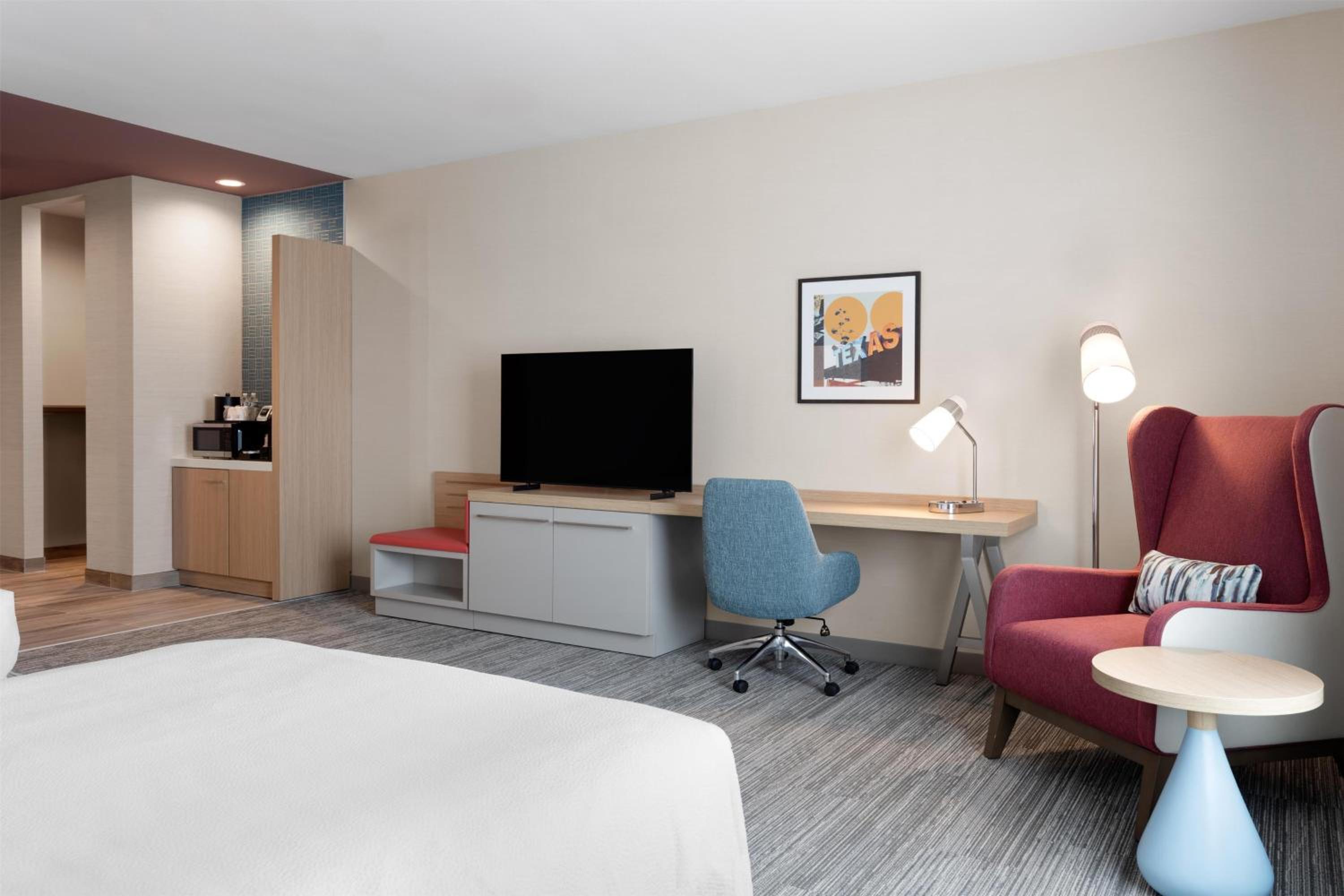 Queen Room with Two Queen Beds - Photo 6