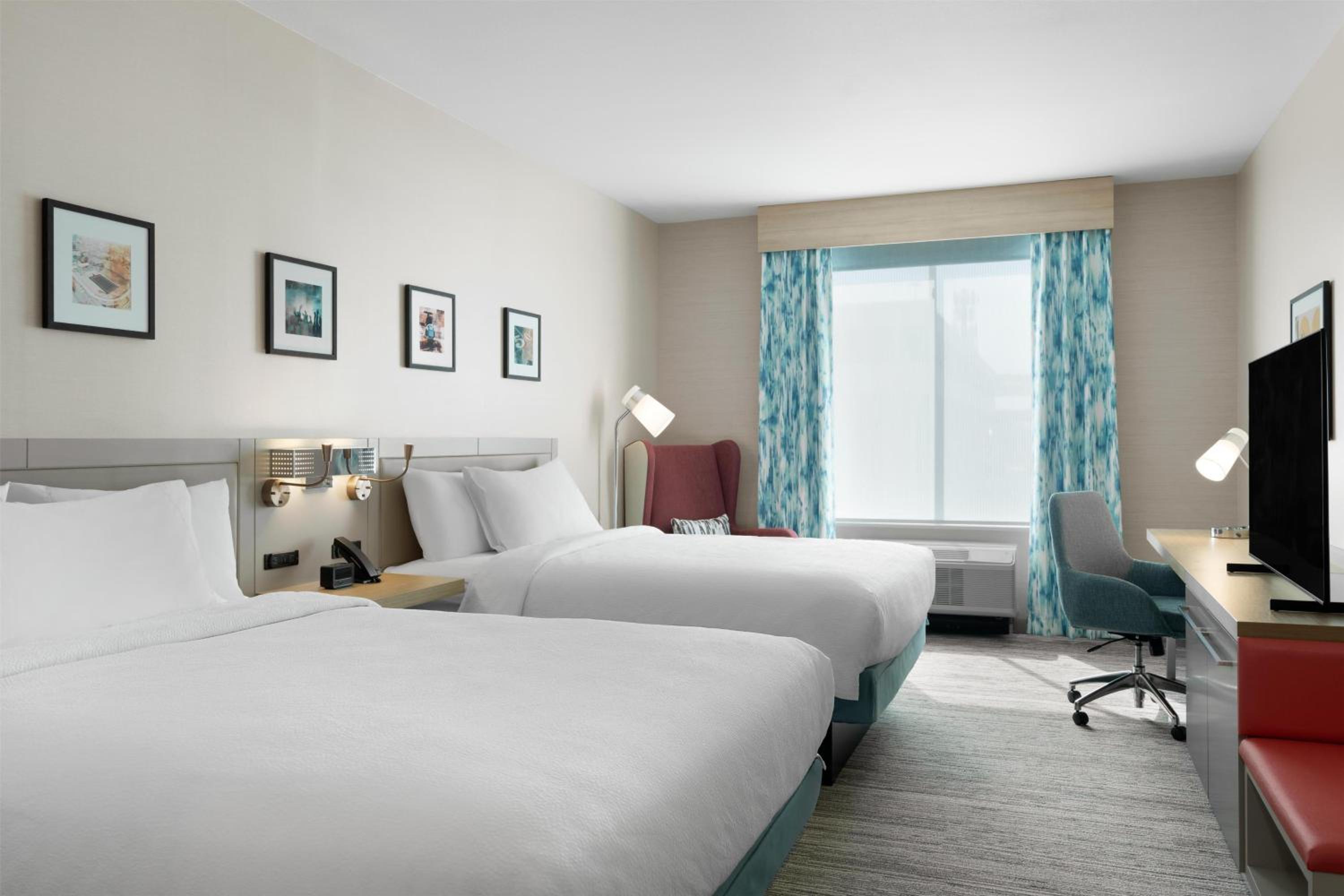 Queen Room with Two Queen Beds - Photo 3