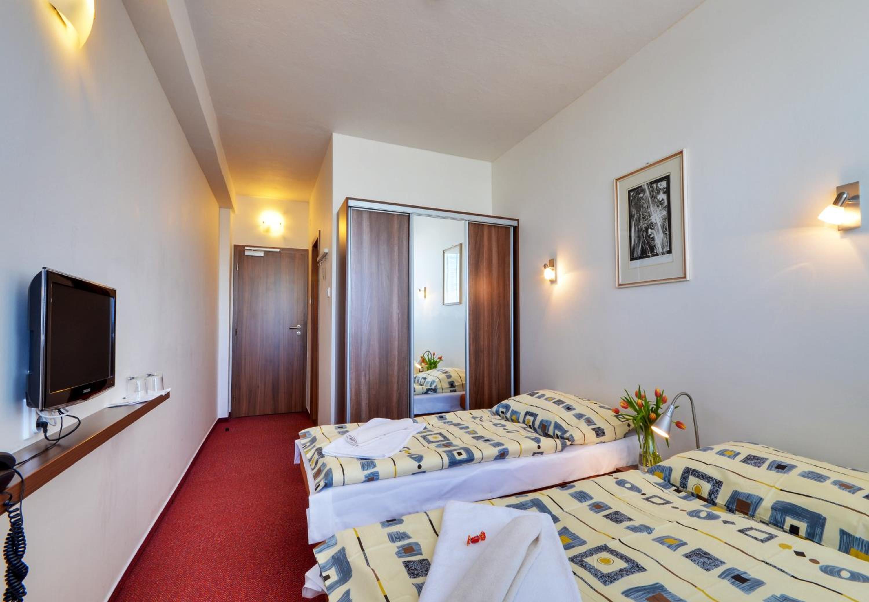 Double or Twin Room - Photo 2