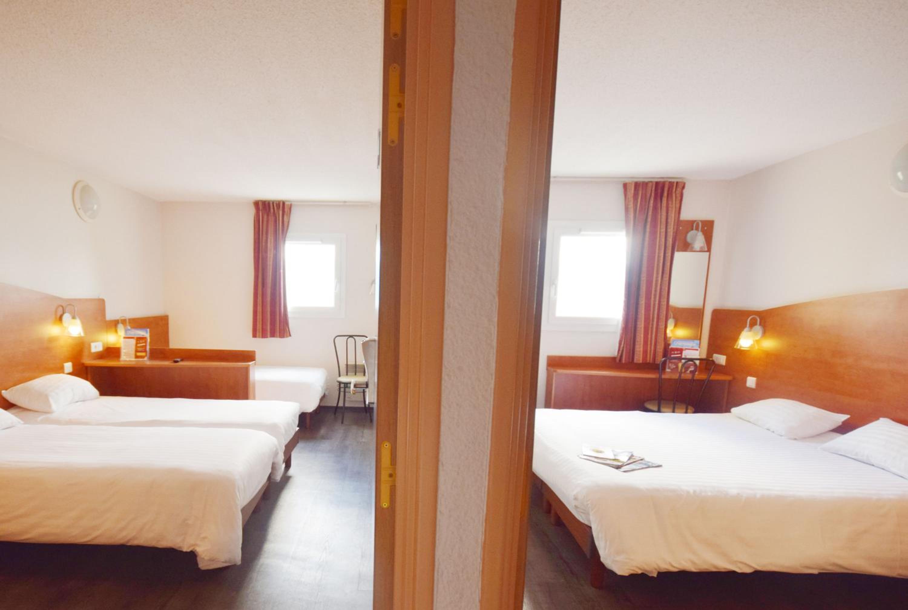 2 Connecting Rooms
