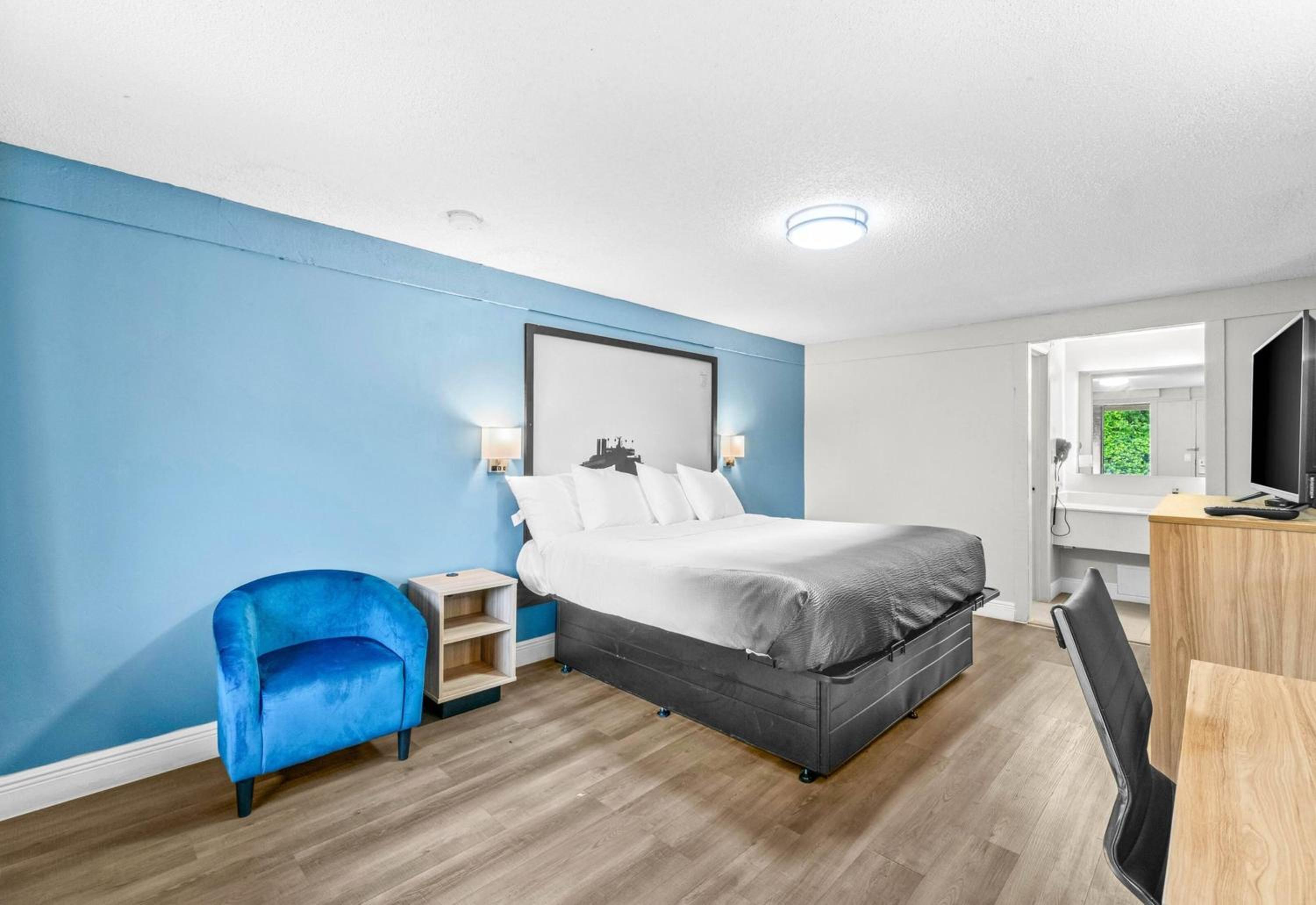 Deluxe King Room - Non-Smoking - Photo 1