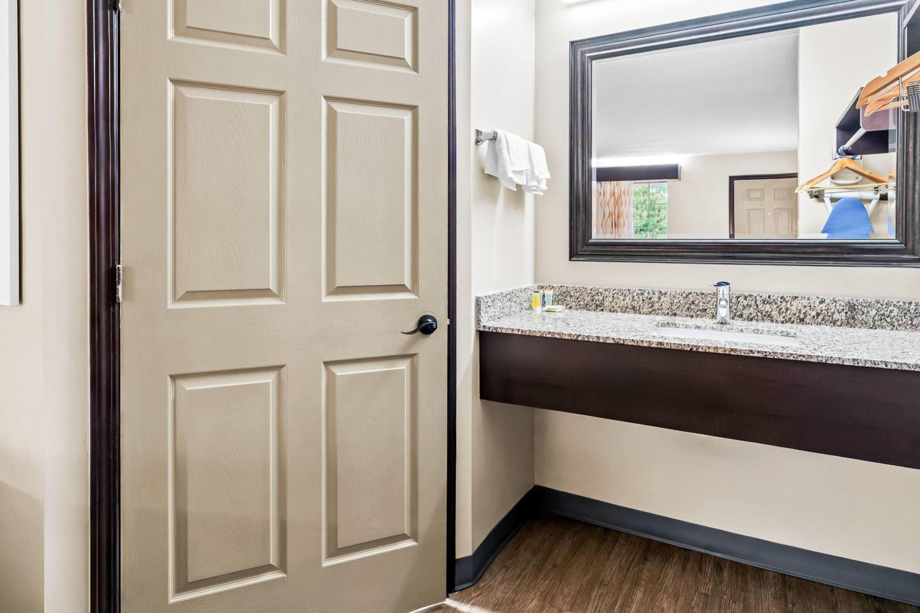 Double Room with Two Double Beds - Smoking - Photo 1