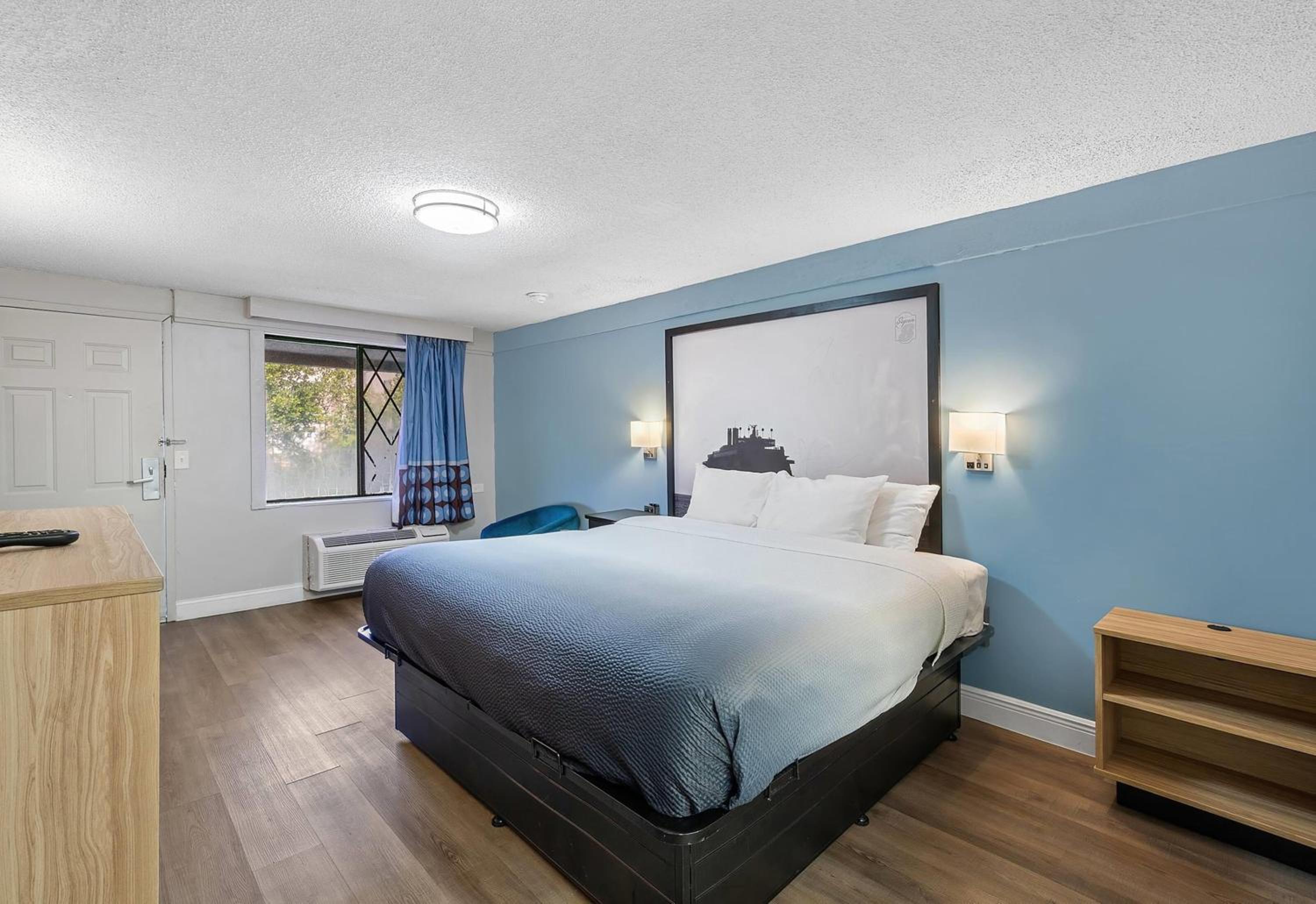 Deluxe King Room - Non-Smoking - Photo 3
