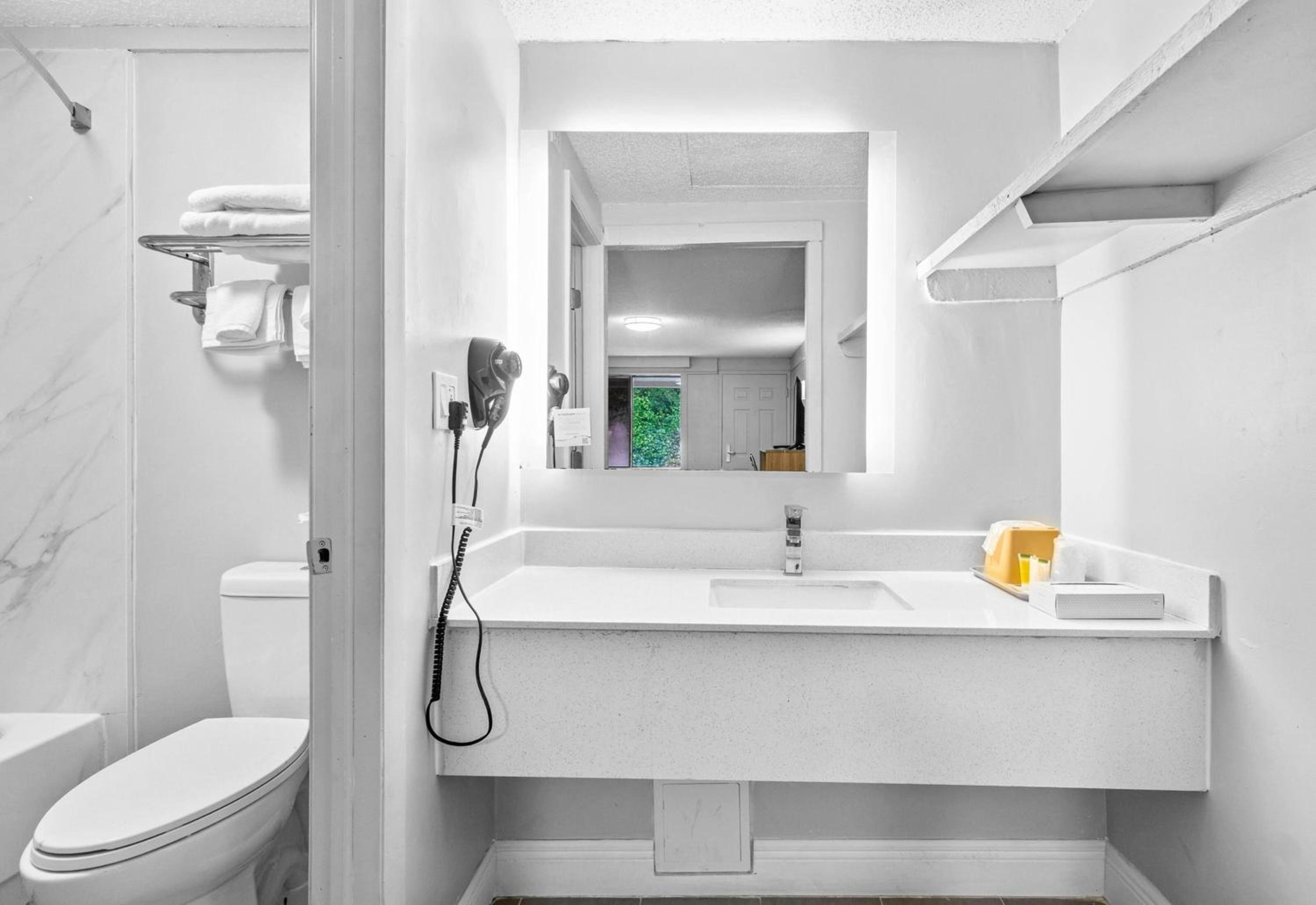Deluxe King Room - Non-Smoking - Photo 4