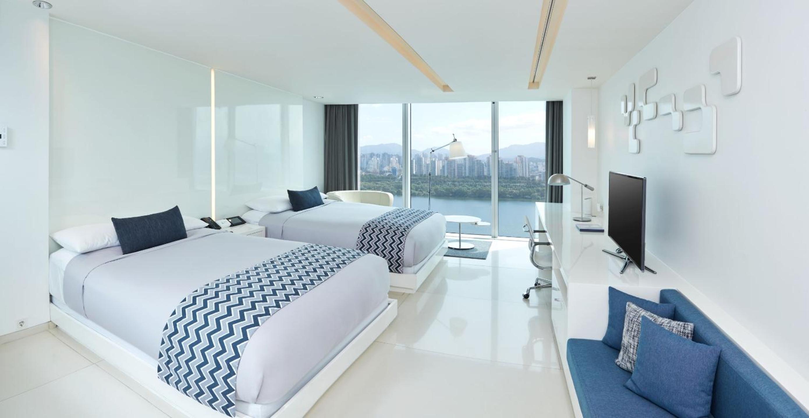 [Camcnic I] Deluxe Twin Room (River View) with 2 Glasses of Wine and Fruit Cheese