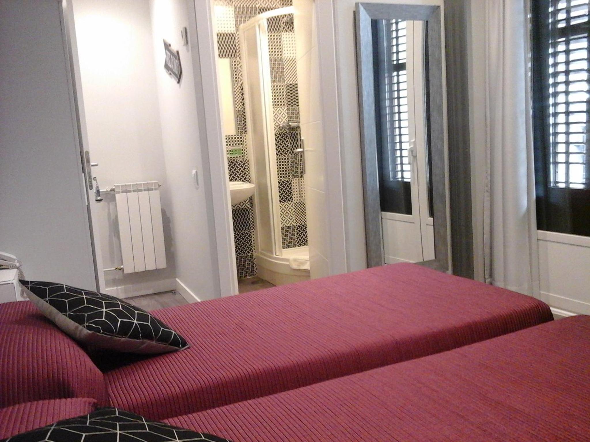 Twin Room - Photo 9