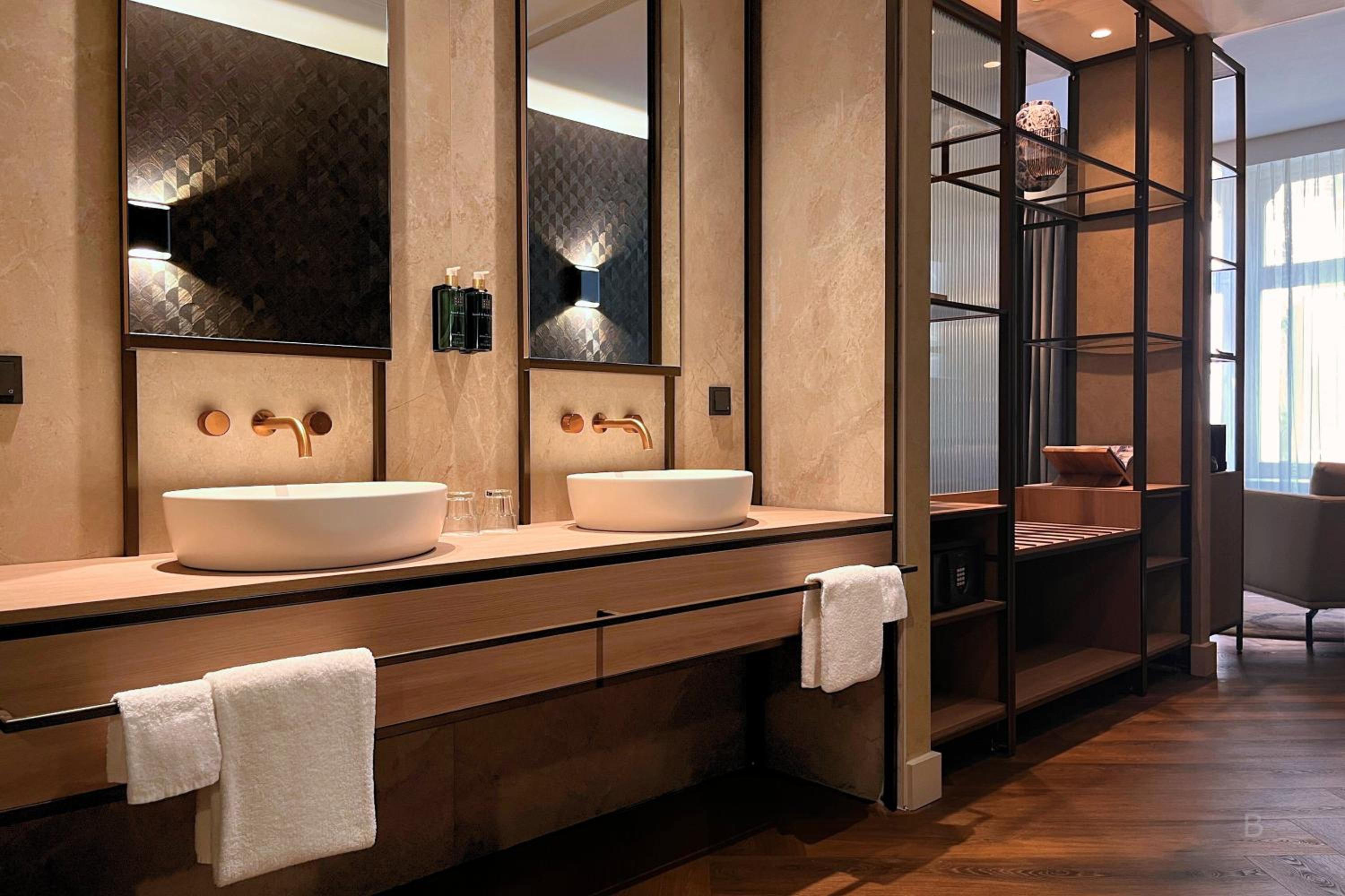 The Emperor Crown Suite photo 3