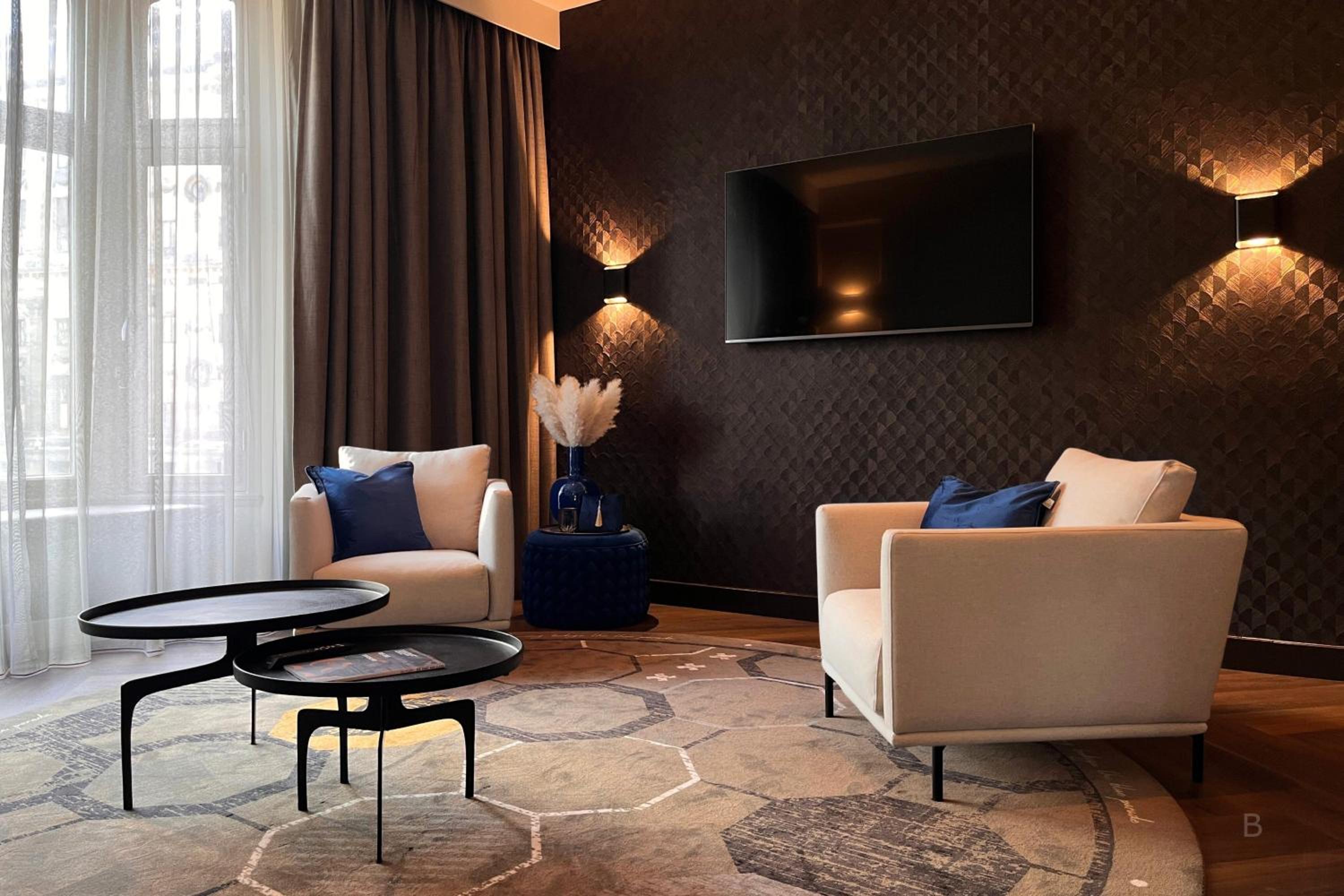 The Emperor Crown Suite photo 2
