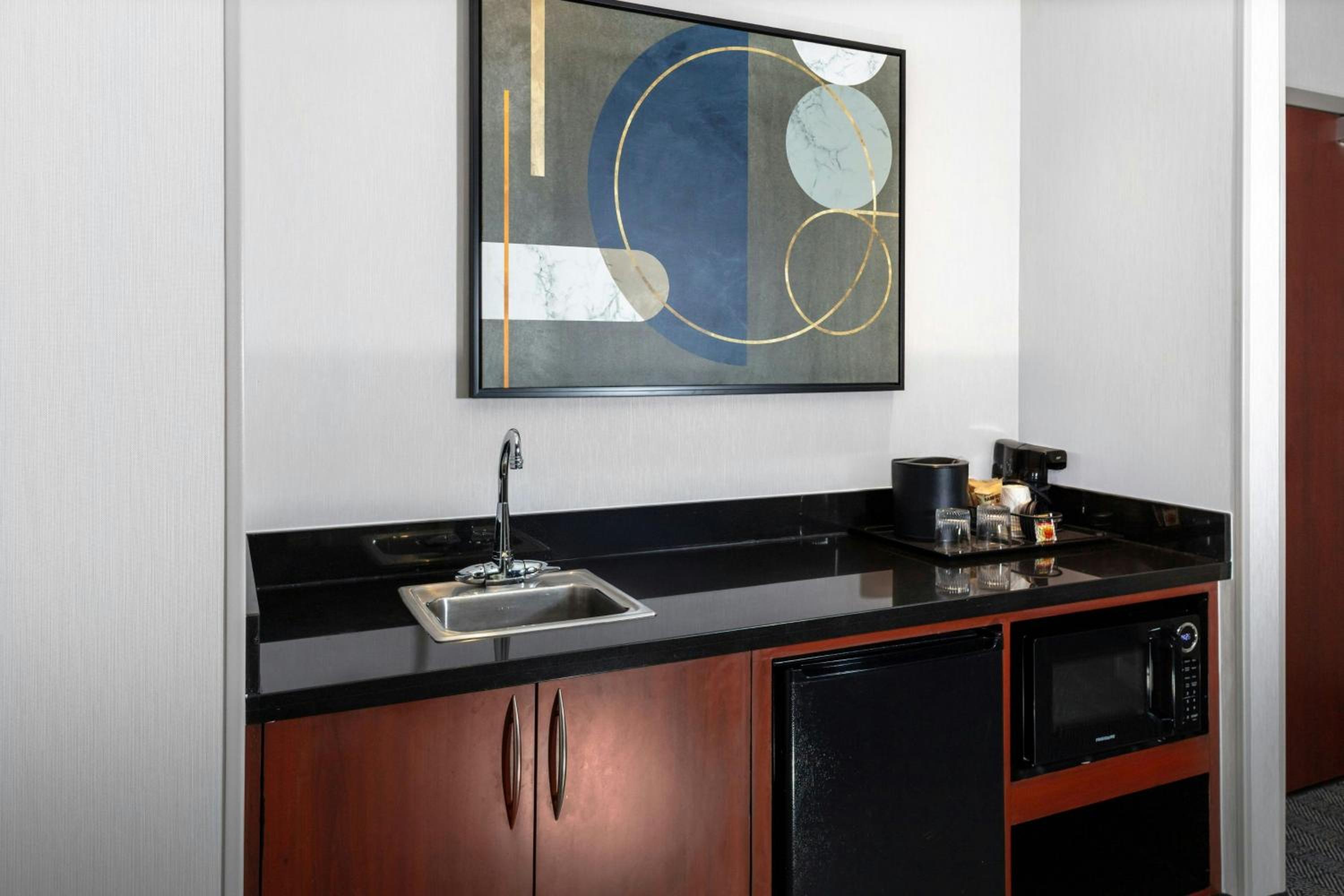 One-Bedroom King Suite with Bathtub and Sofa Bed - Mobility Access/Hearing Accessible - Photo 5