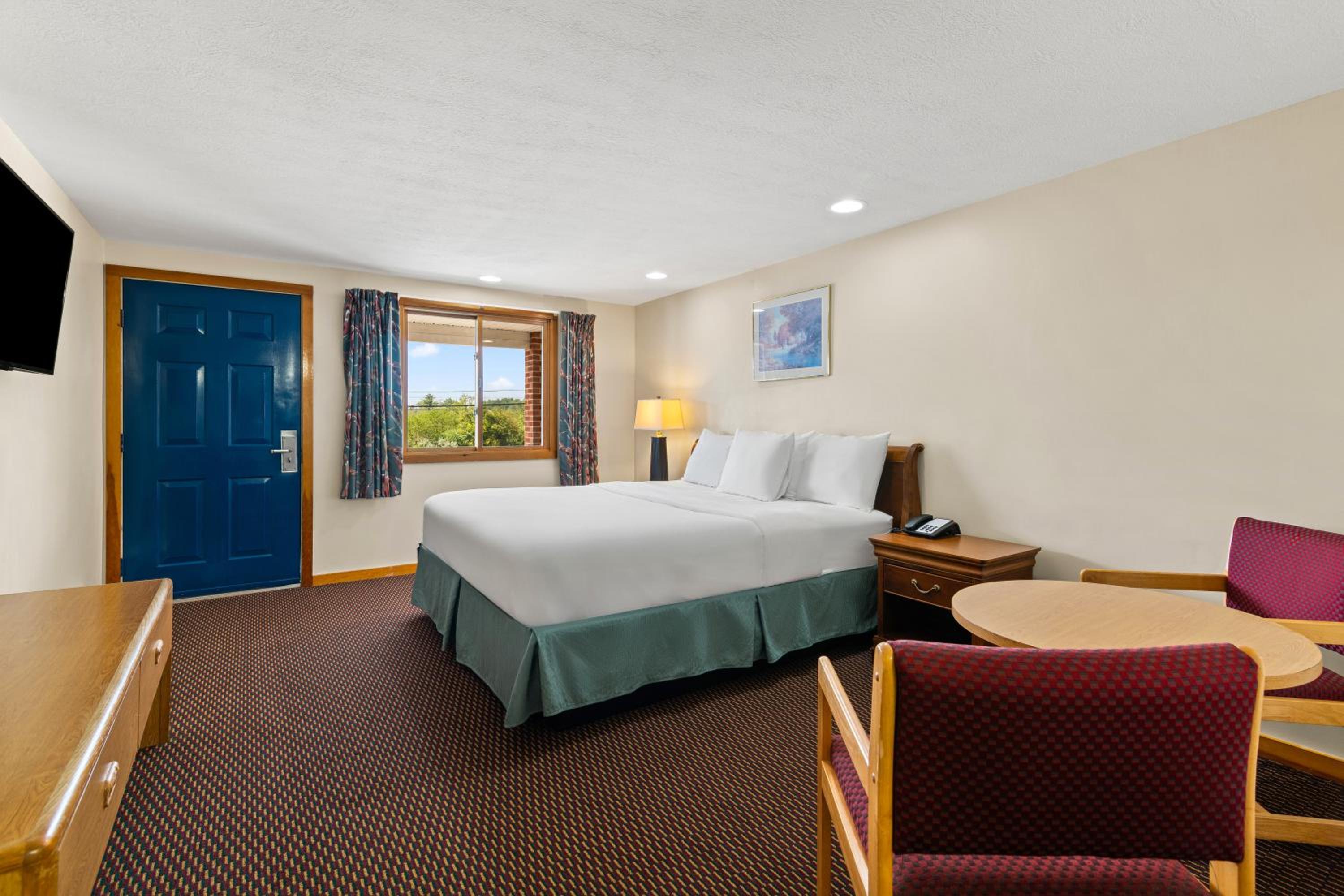 1 King Bed Non-Smoking - Photo 5