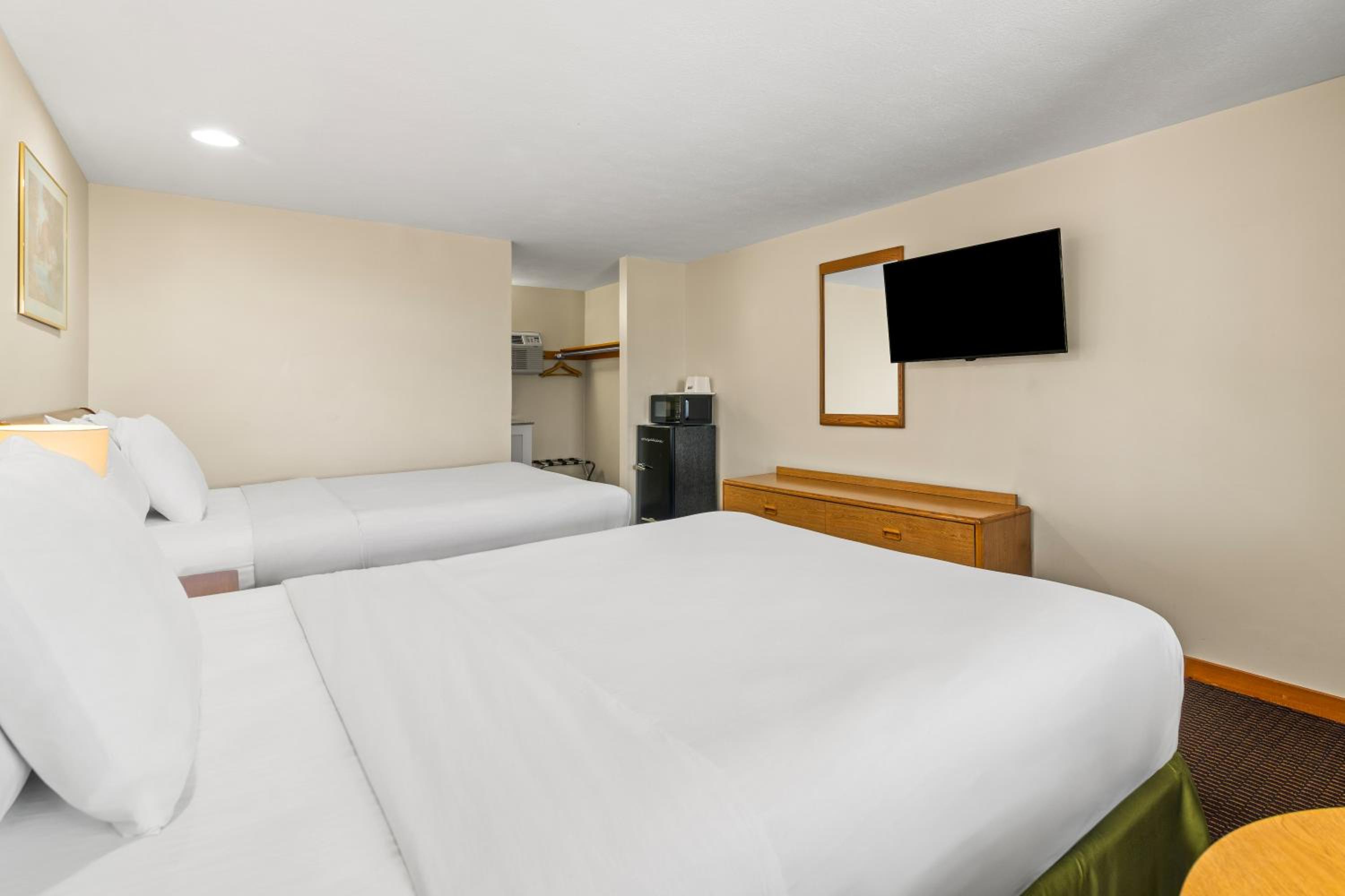 Standard Queen Room with Two Queen Beds photo 1