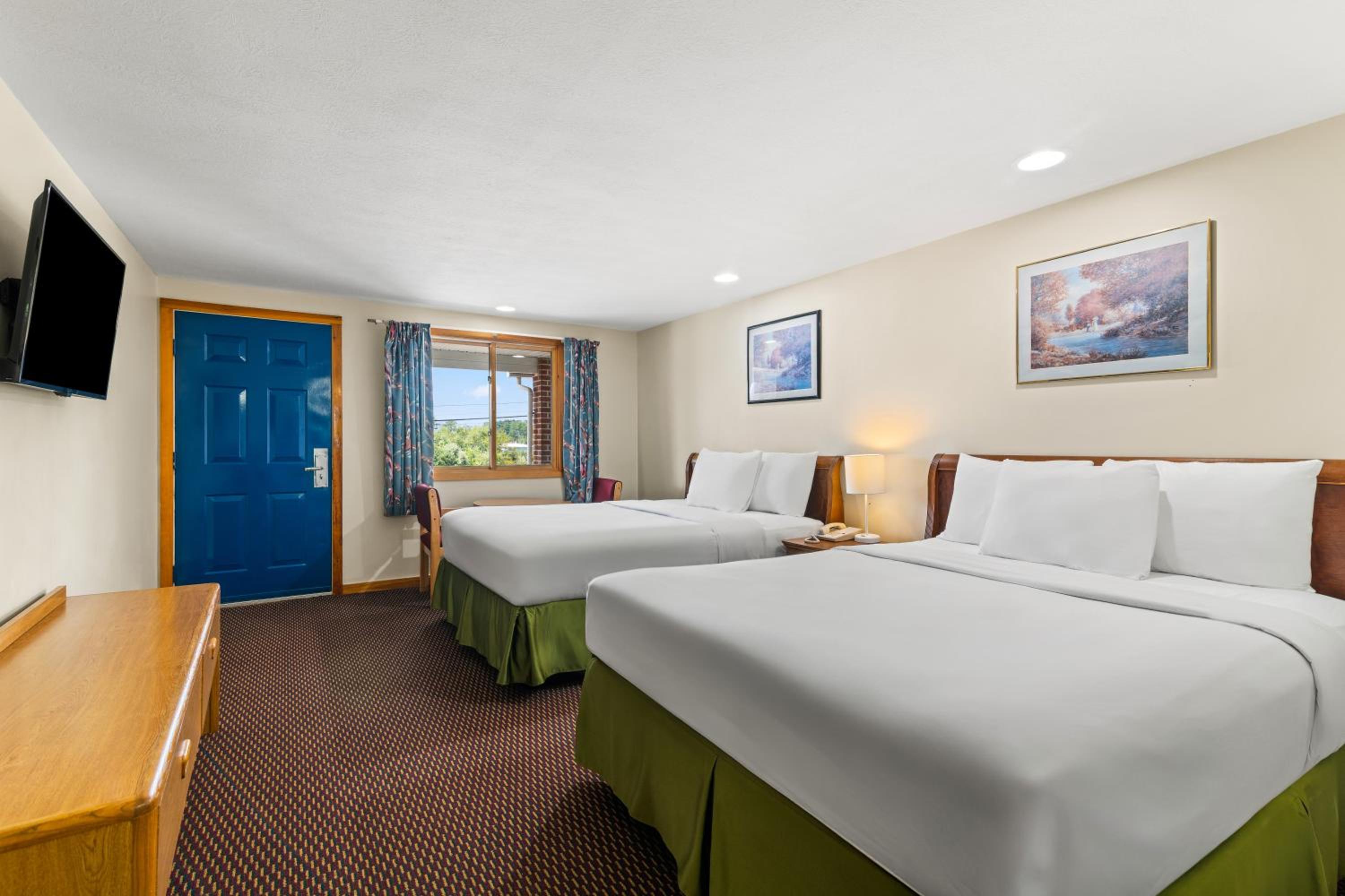 Standard Queen Room with Two Queen Beds photo 3