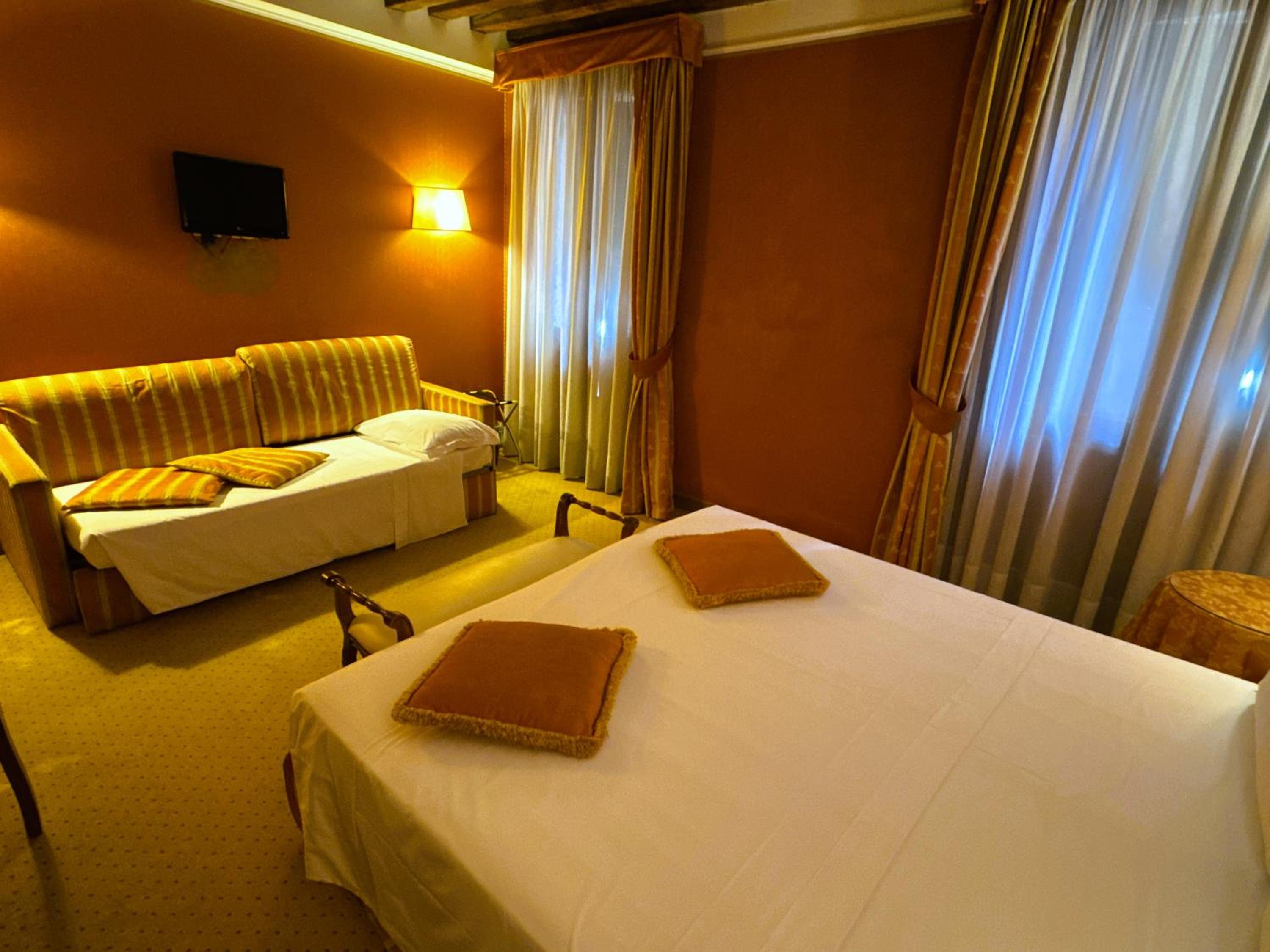 Standard Triple Room thumbnail 5