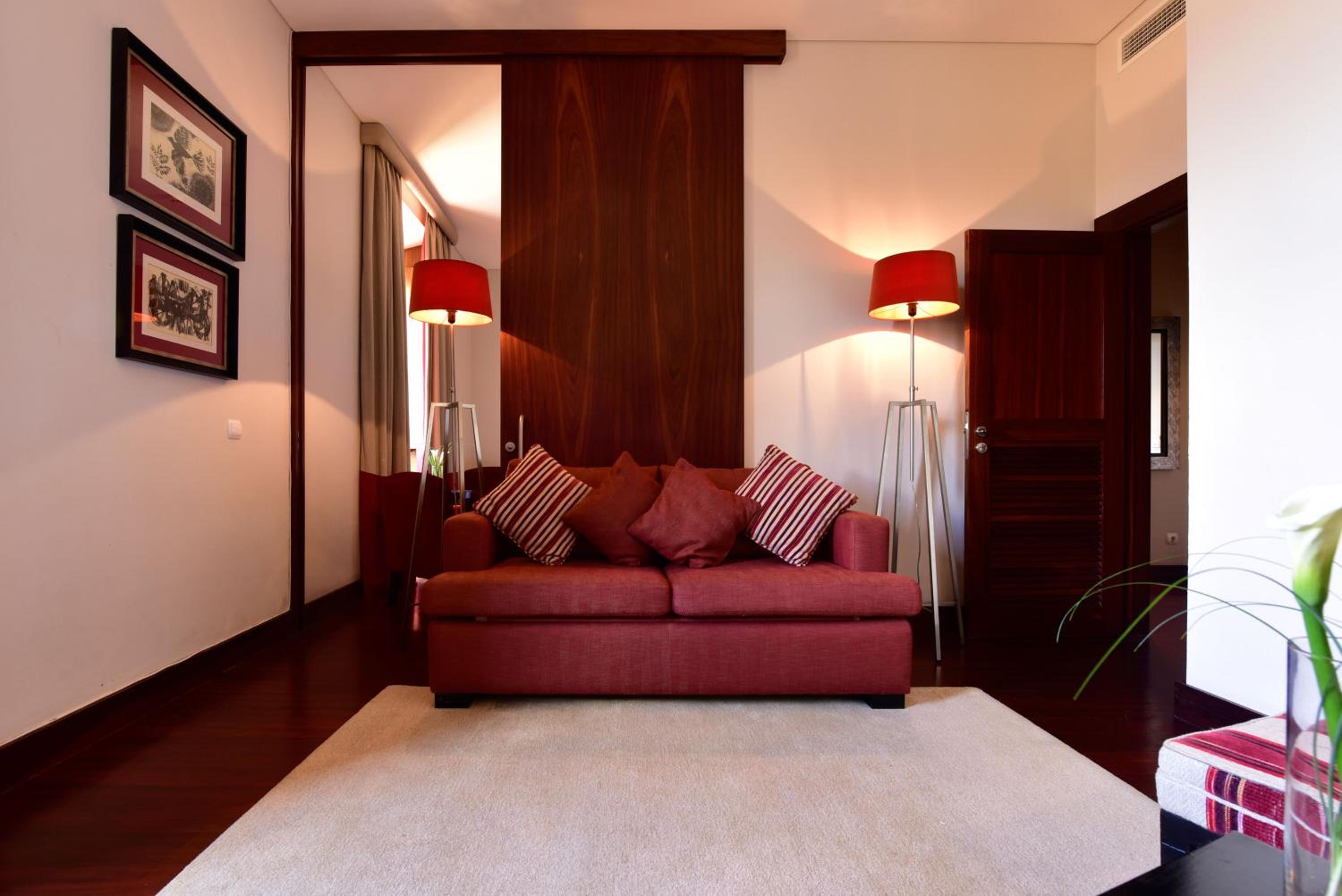 Suite - Photo 13