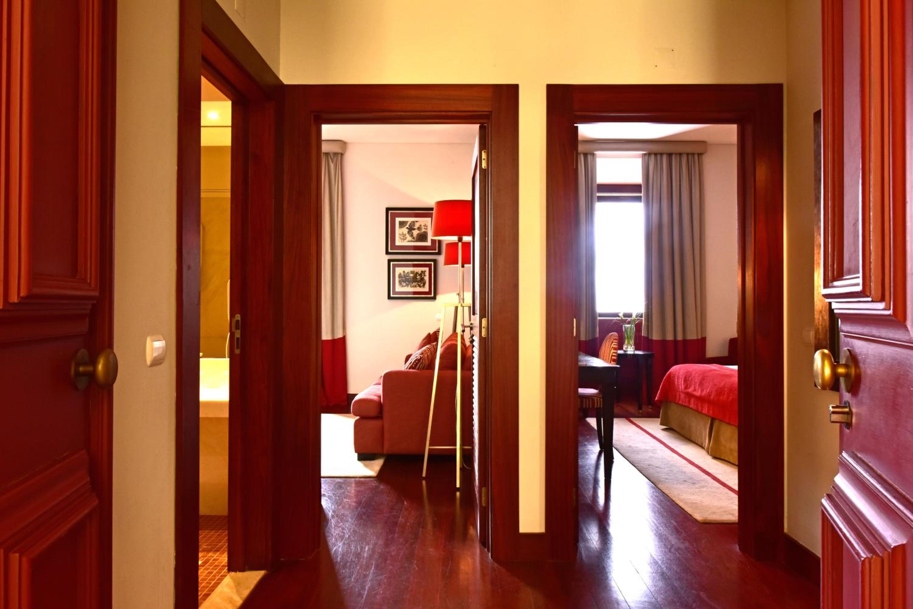 Suite - Photo 14