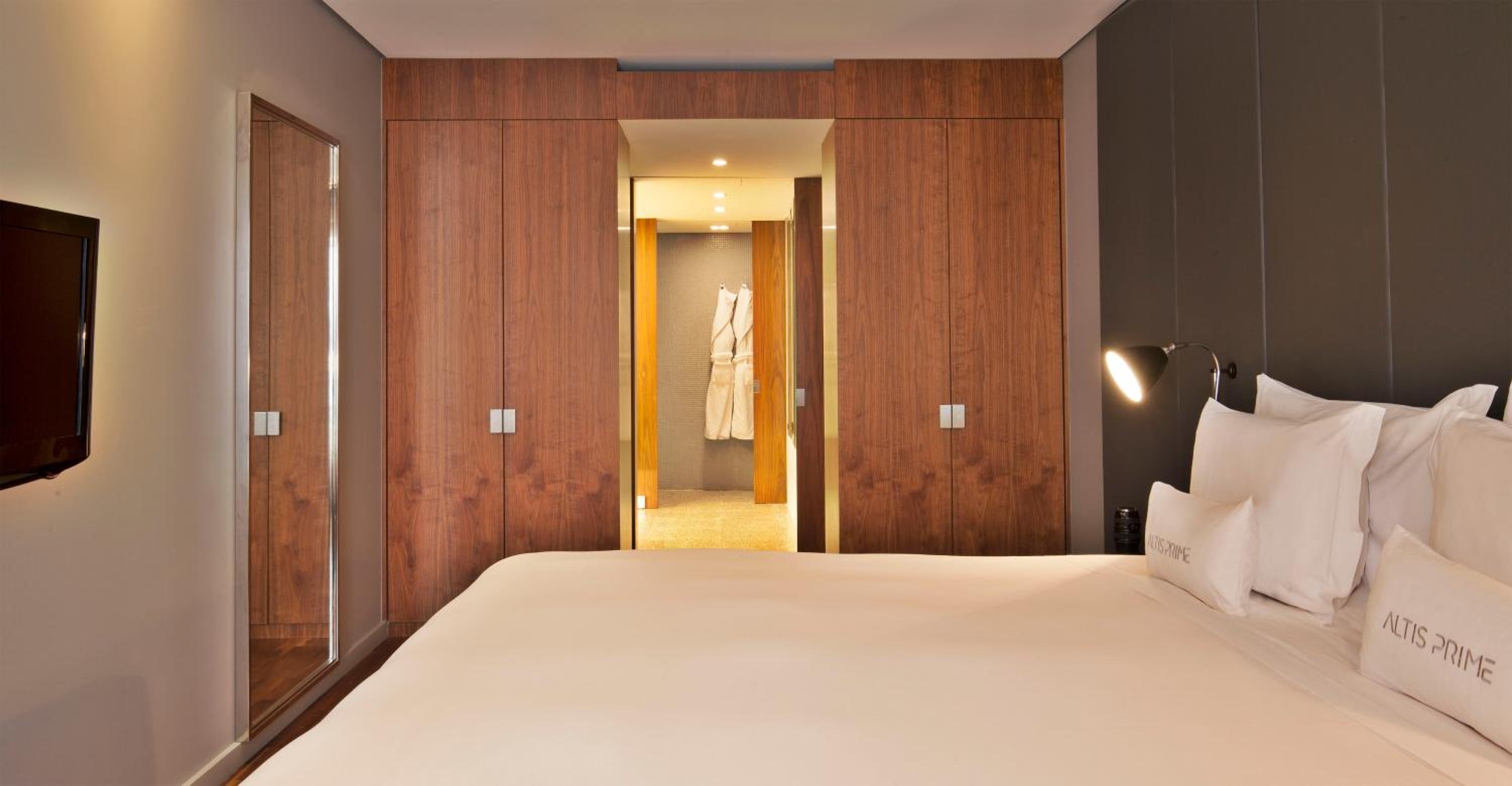Premium Suite With Two Bedrooms - Photo 9